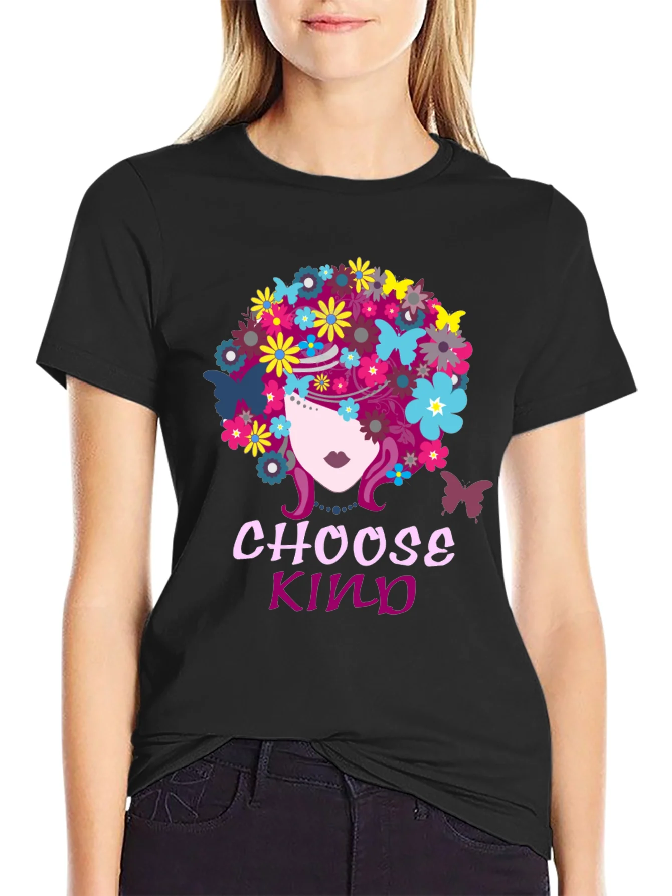 Camiseta Negra Choose Kind con Flores y Mariposas