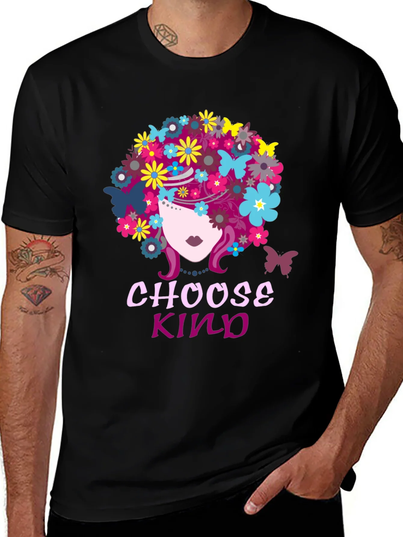 Camiseta Negra Choose Kind con Flores y Mariposas
