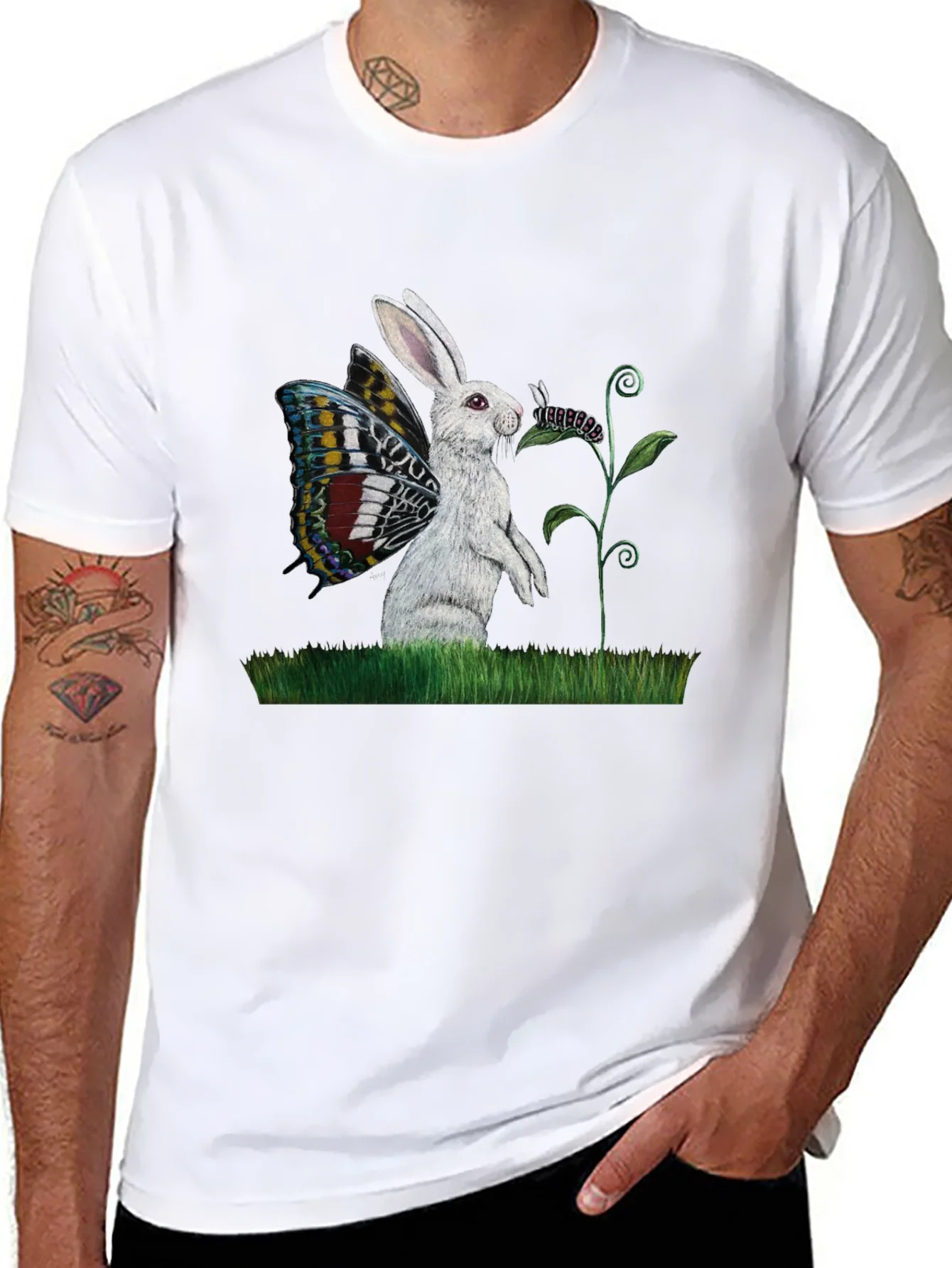 Camiseta Negra con Conejo y Alas de Mariposa