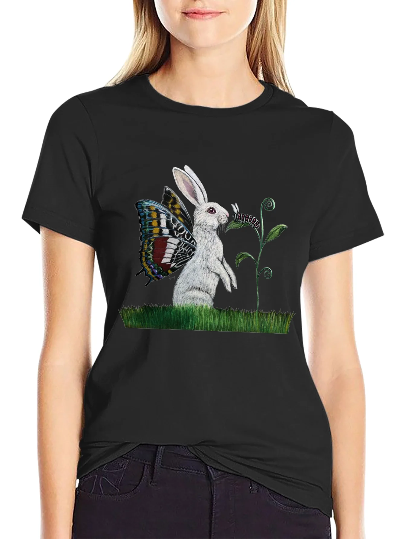 Camiseta Negra con Conejo y Alas de Mariposa