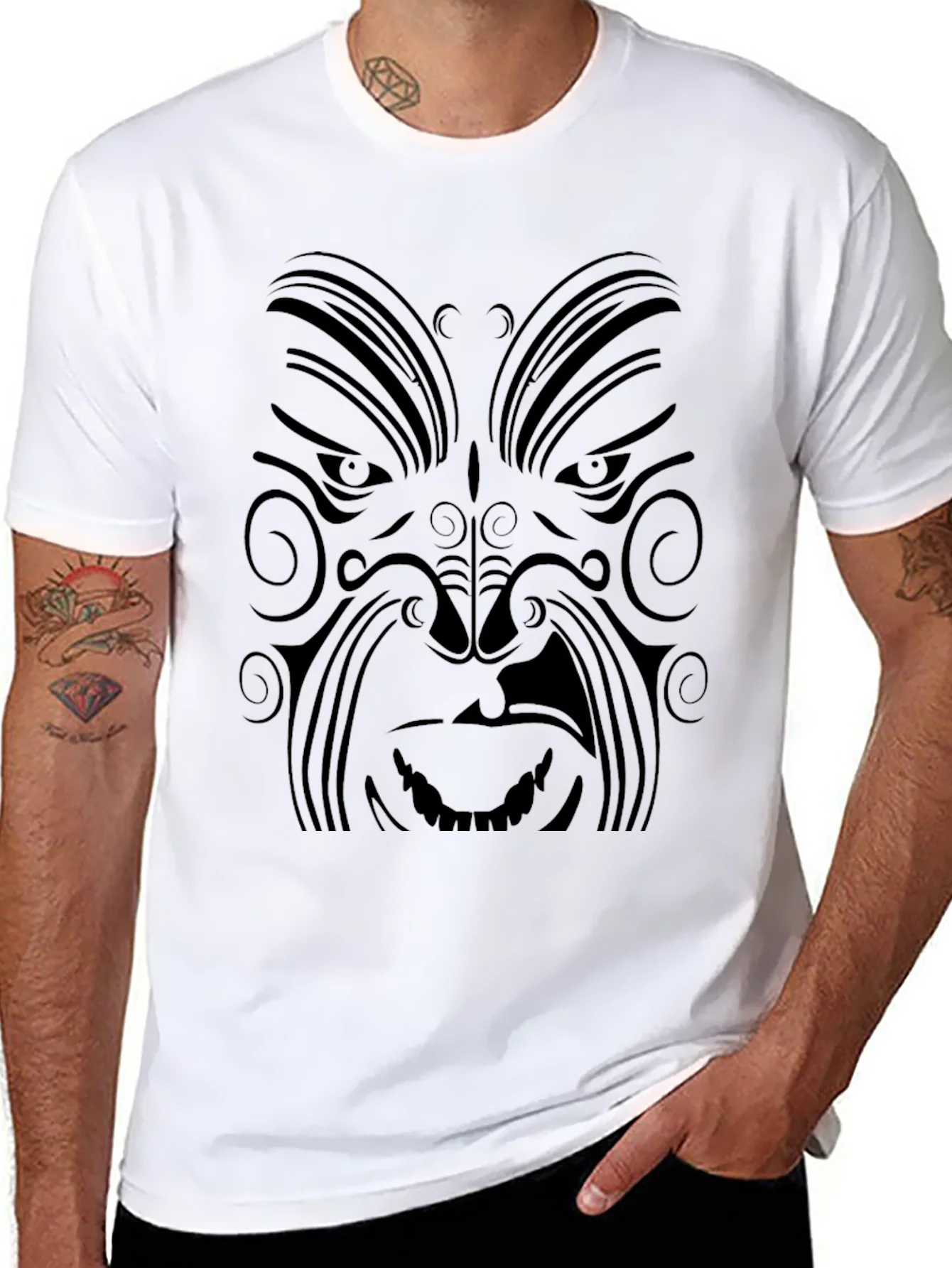 Camiseta Negra con Dise?o Tribal Aut¨¦ntico
