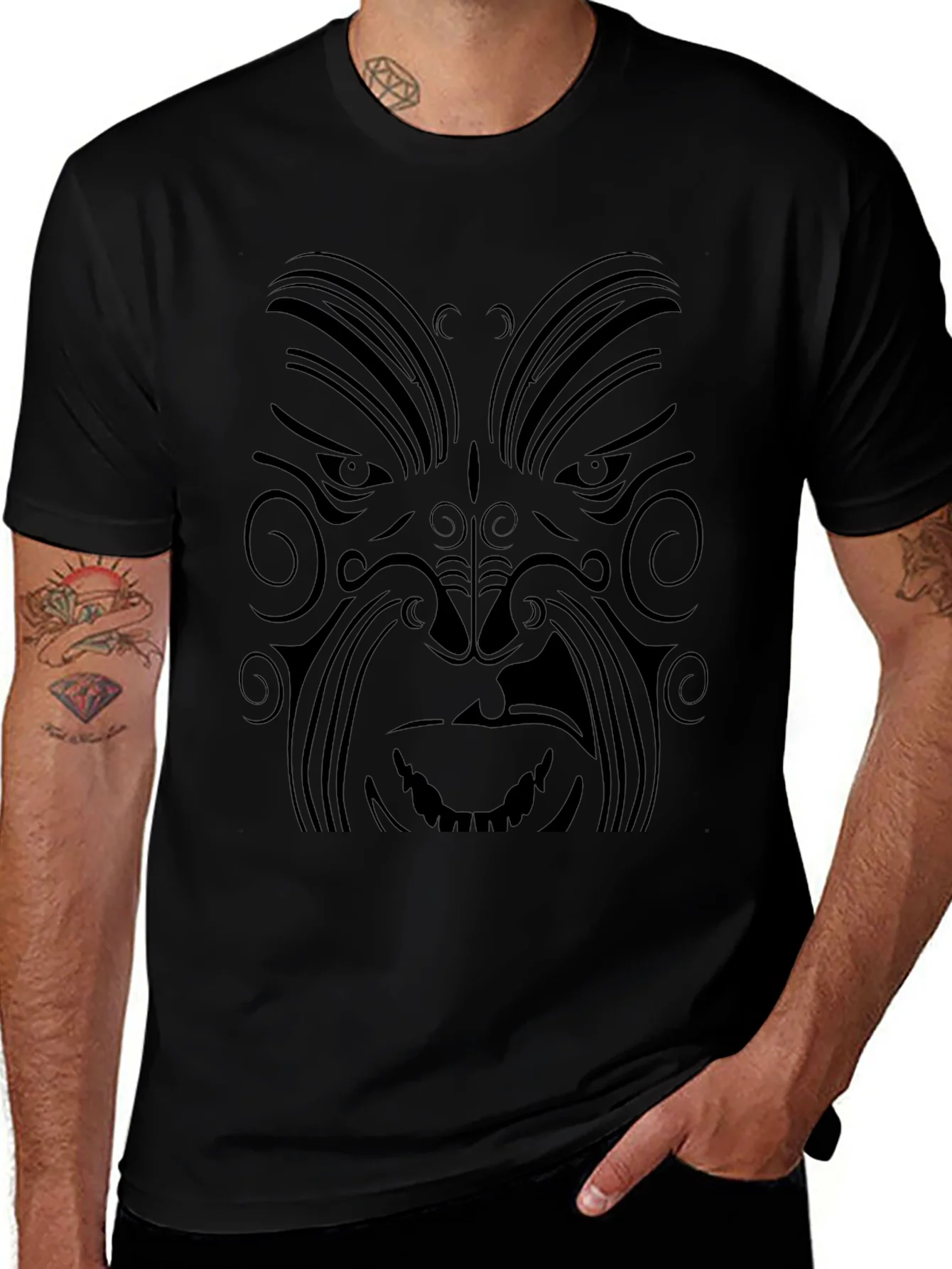 Camiseta Negra con Dise?o Tribal Aut¨¦ntico