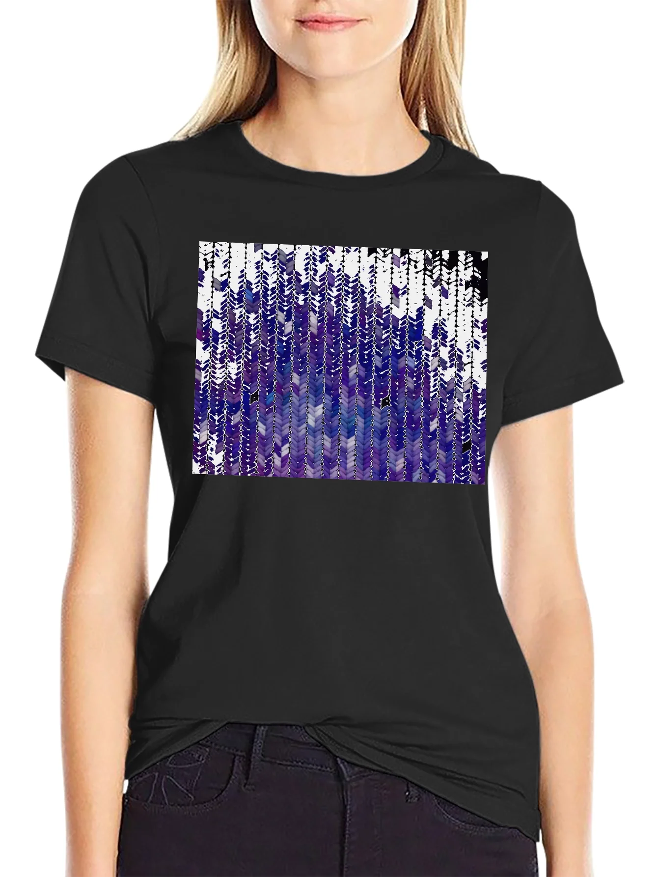 Camiseta Negra con Dise?o Abstracto Morado y Blanco