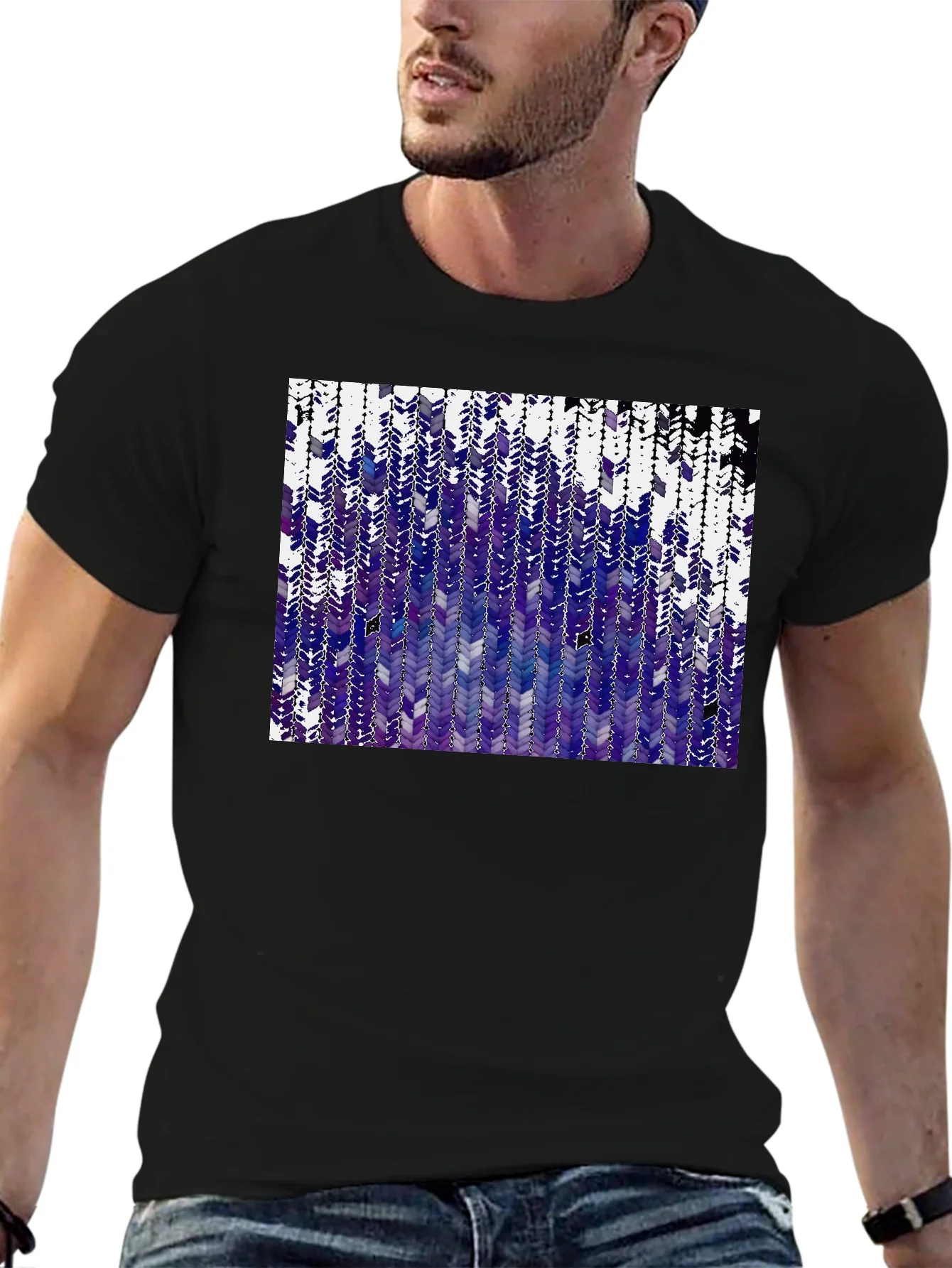 Camiseta Negra con Dise?o Abstracto Morado y Blanco