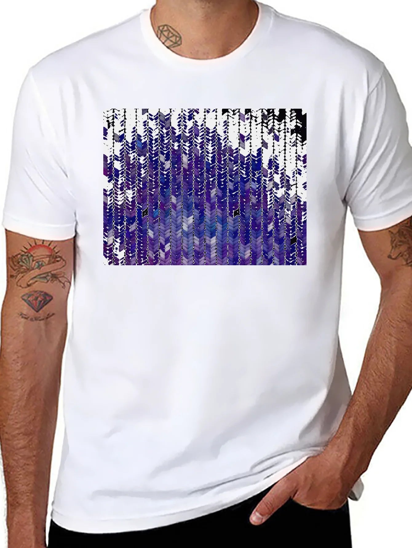 Camiseta Negra con Dise?o Abstracto Morado y Blanco