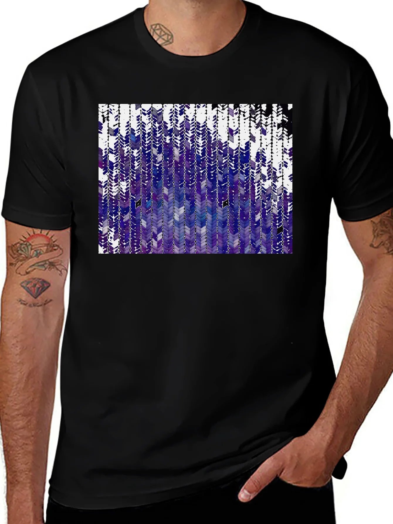 Camiseta Negra con Dise?o Abstracto Morado y Blanco