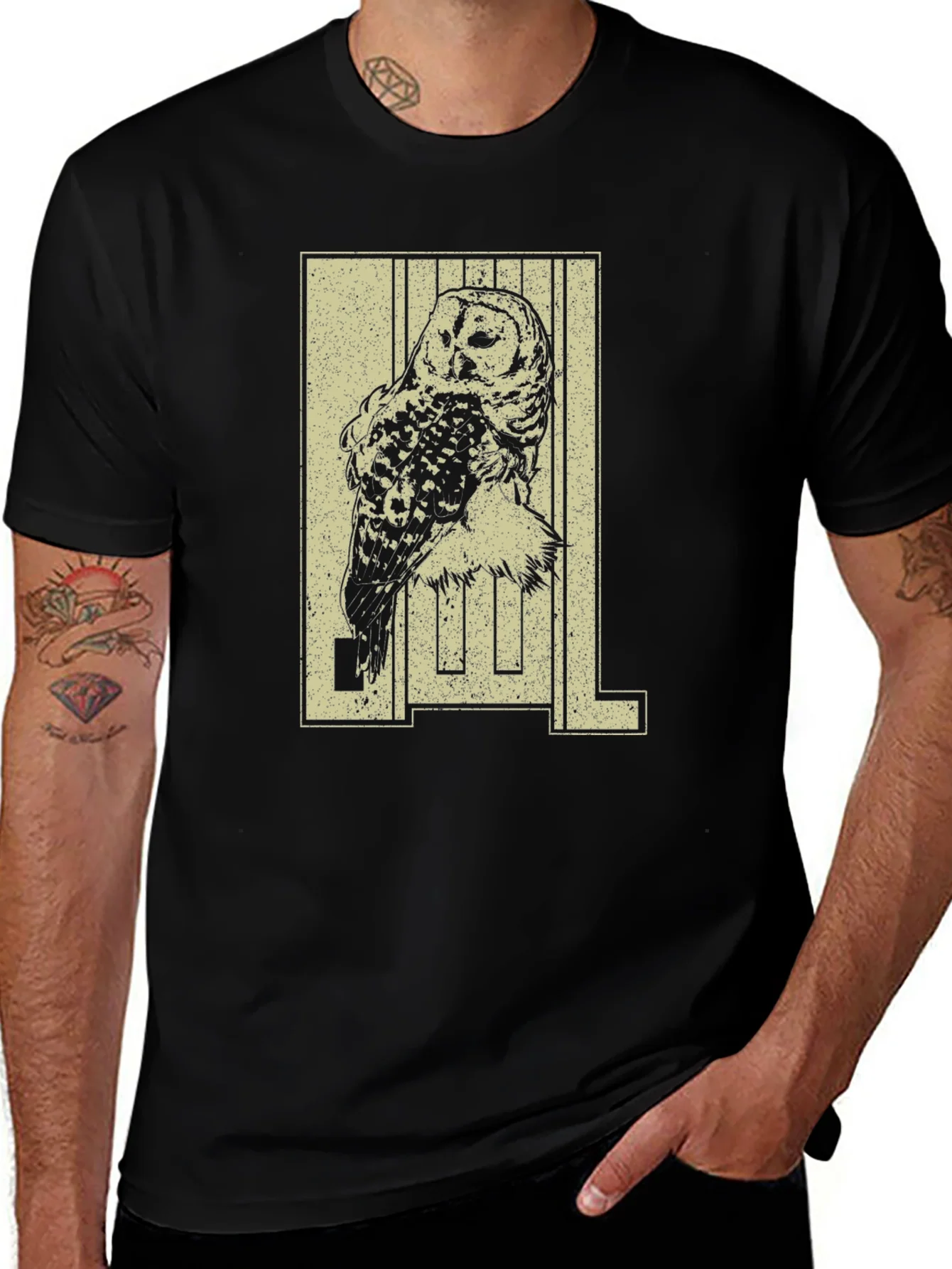 Camiseta Negra con Dise?o de B¨²ho Estilizado