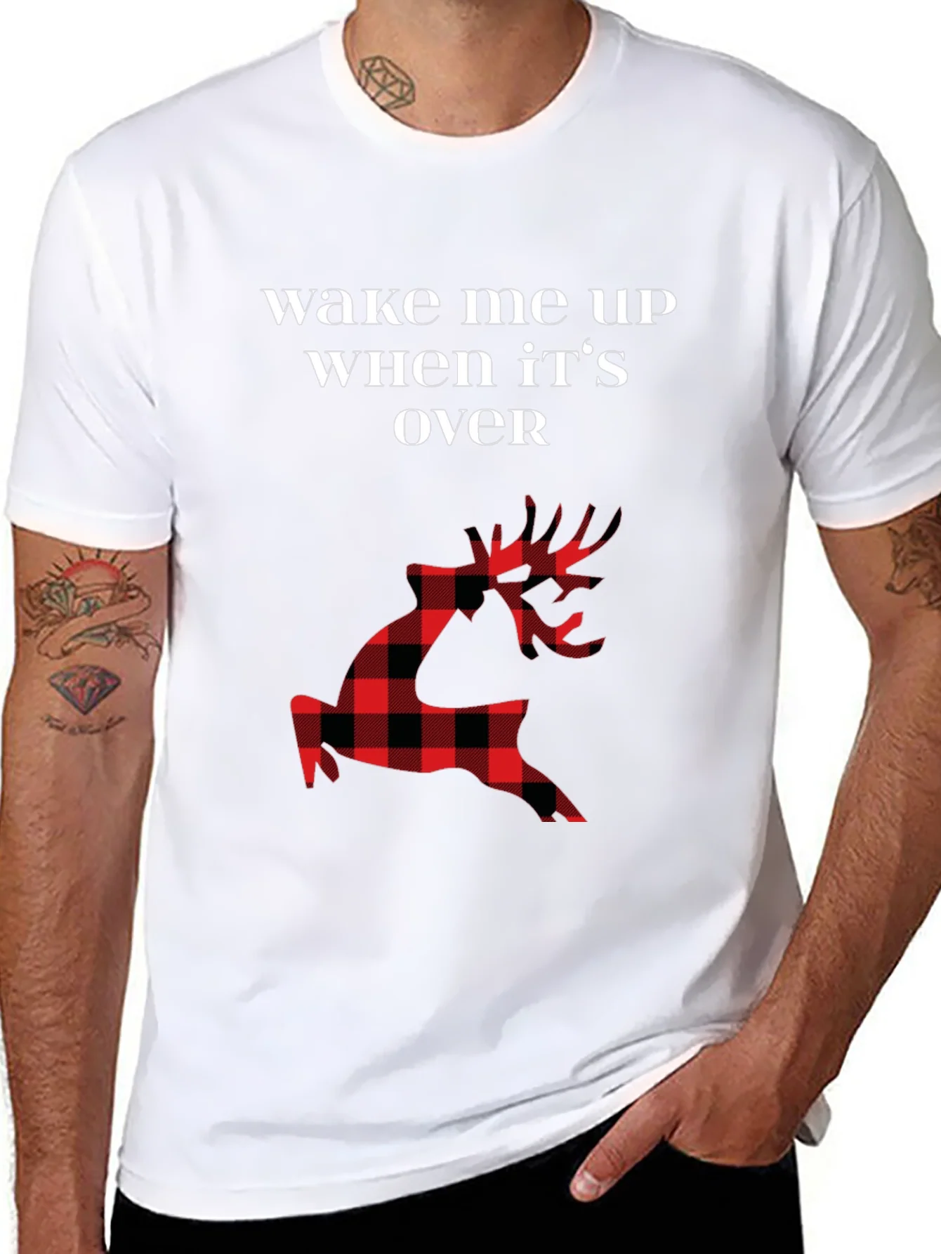 Camiseta Negra con Reno a Cuadros y Letras Divertidas