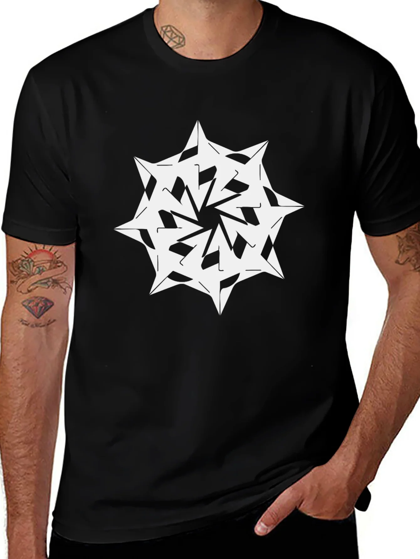 Camiseta Negra con Dise?o Abstracto Blanco