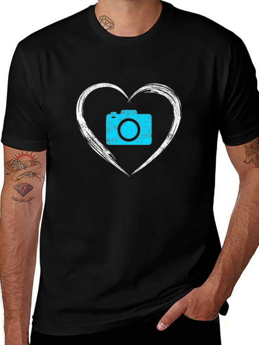 Camiseta Negra con Dise?o de C¨¢mara en Coraz¨®n