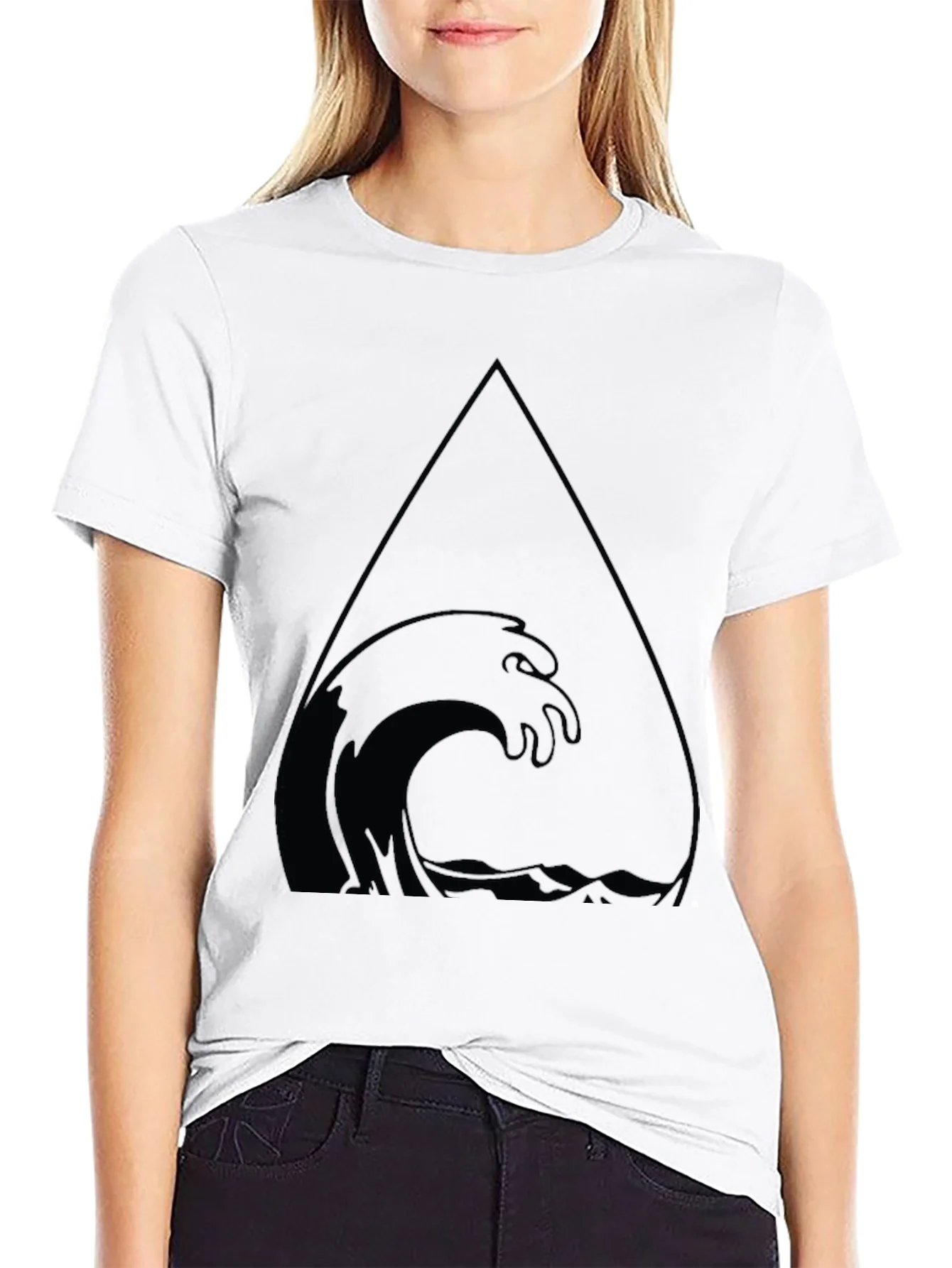 Camiseta Negra con Dise?o de Ola en Tri¨¢ngulo