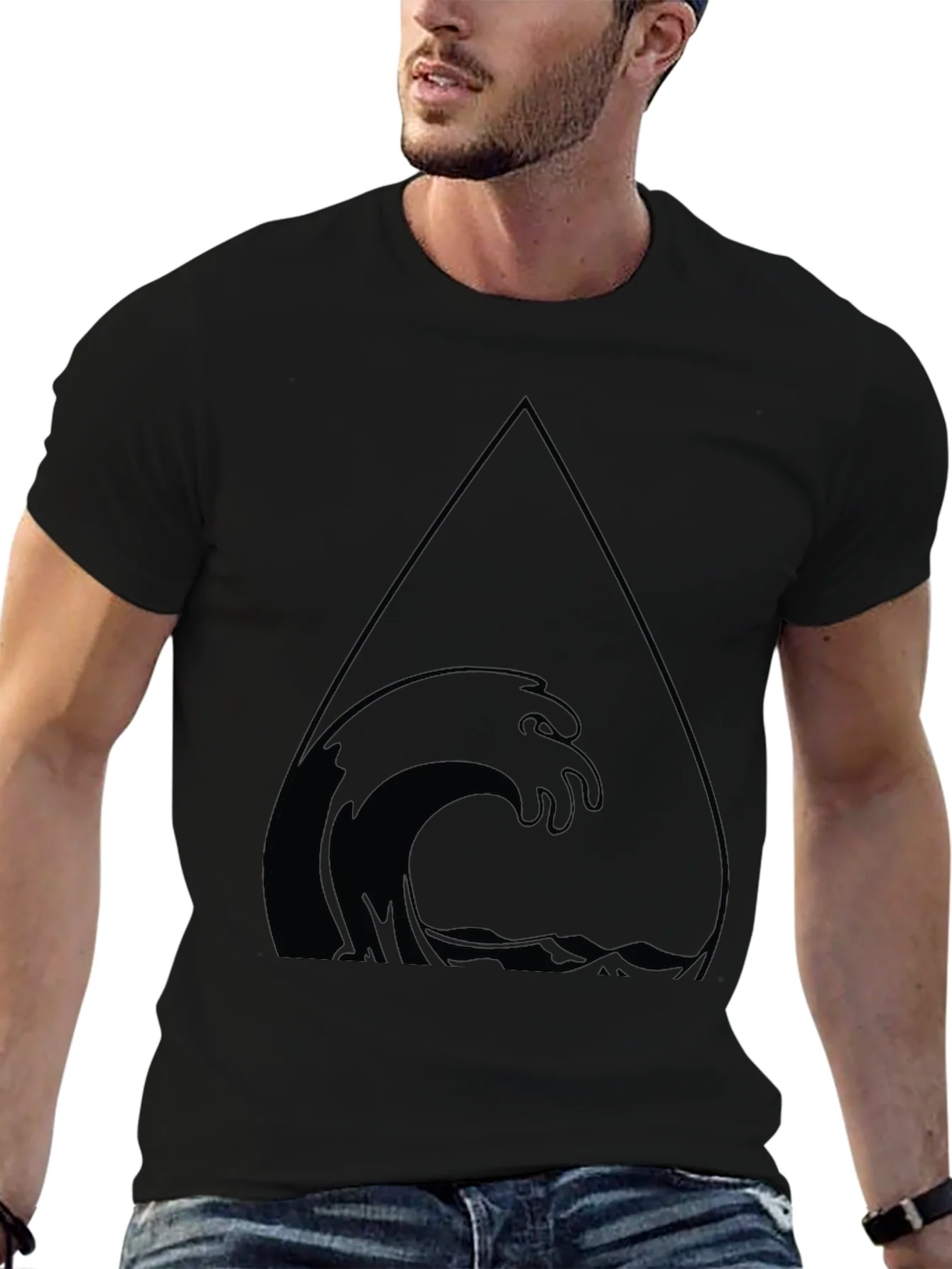 Camiseta Negra con Dise?o de Ola en Tri¨¢ngulo