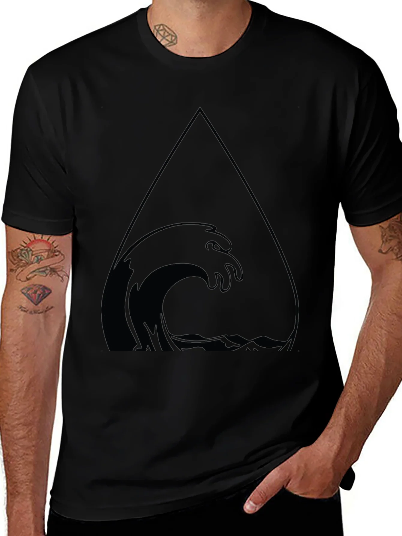 Camiseta Negra con Dise?o de Ola en Tri¨¢ngulo