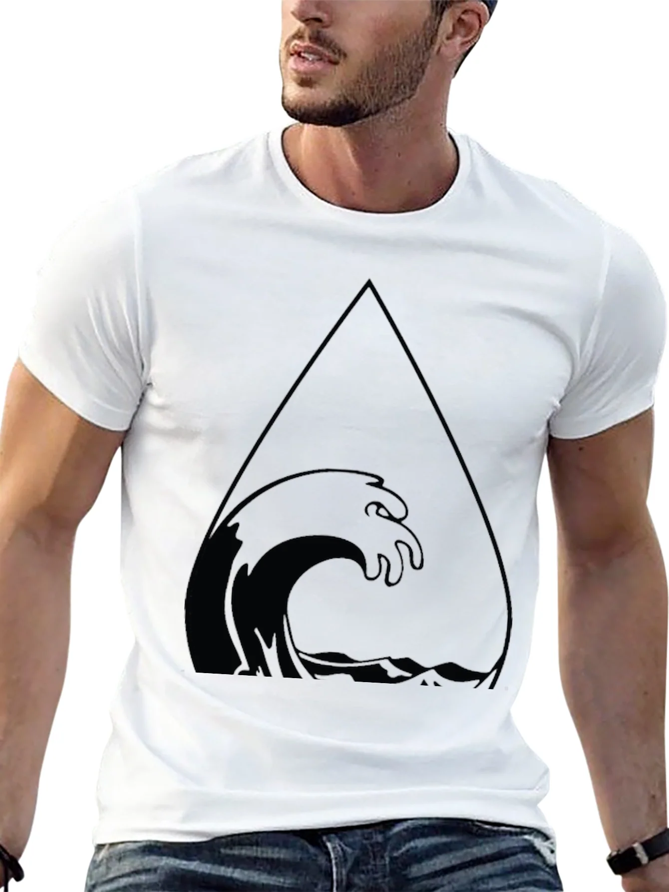 Camiseta Negra con Dise?o de Ola en Tri¨¢ngulo