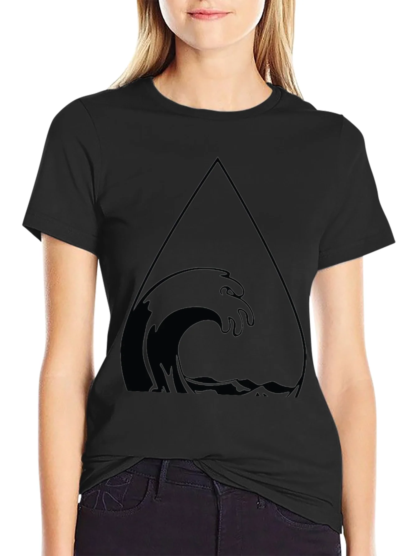 Camiseta Negra con Dise?o de Ola en Tri¨¢ngulo
