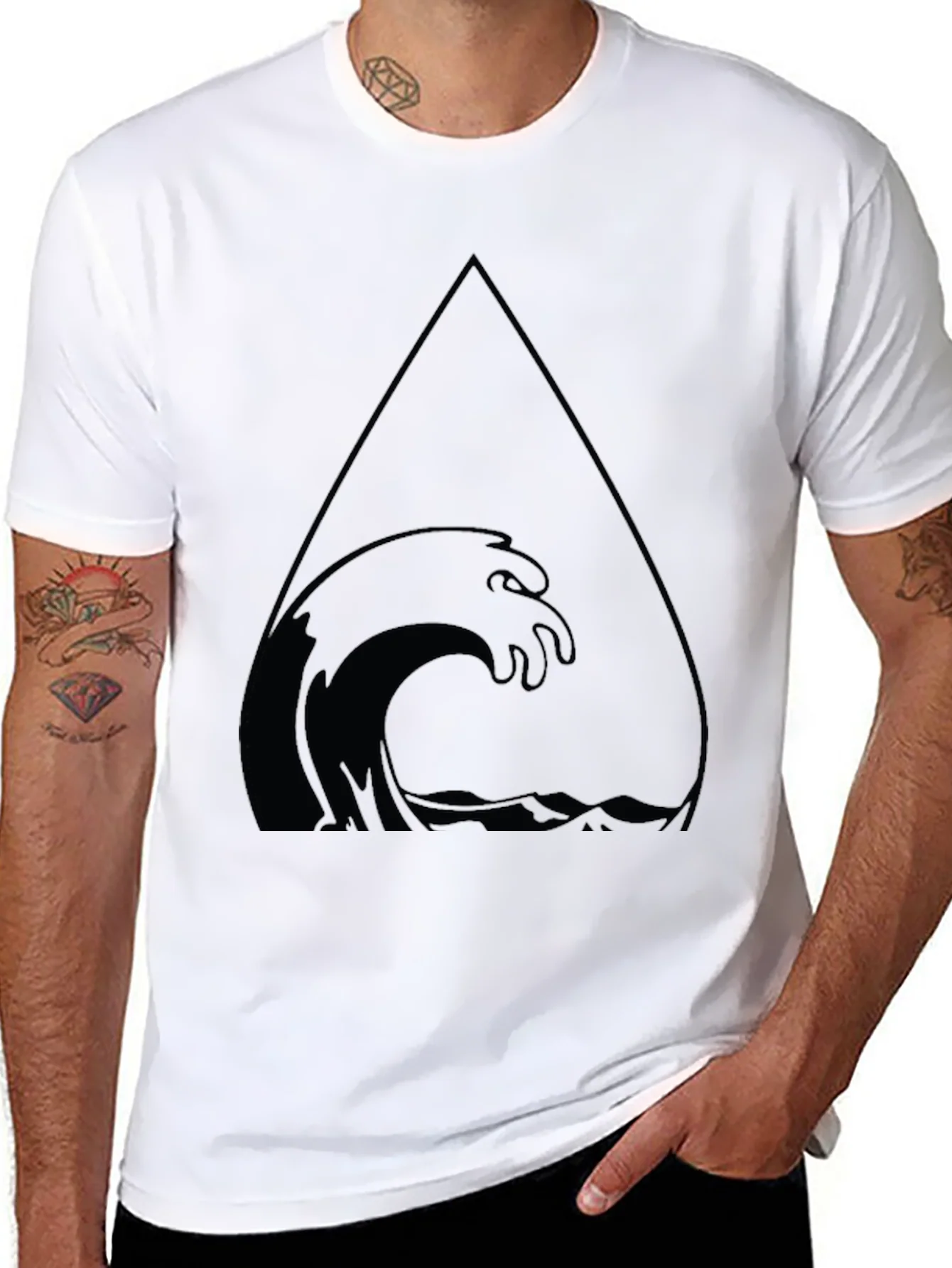 Camiseta Negra con Dise?o de Ola en Tri¨¢ngulo