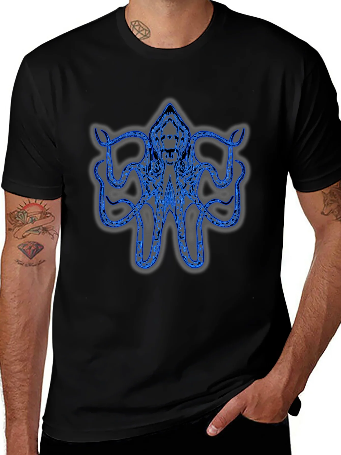 Camiseta Negra con Dise?o de Pulpo Azul