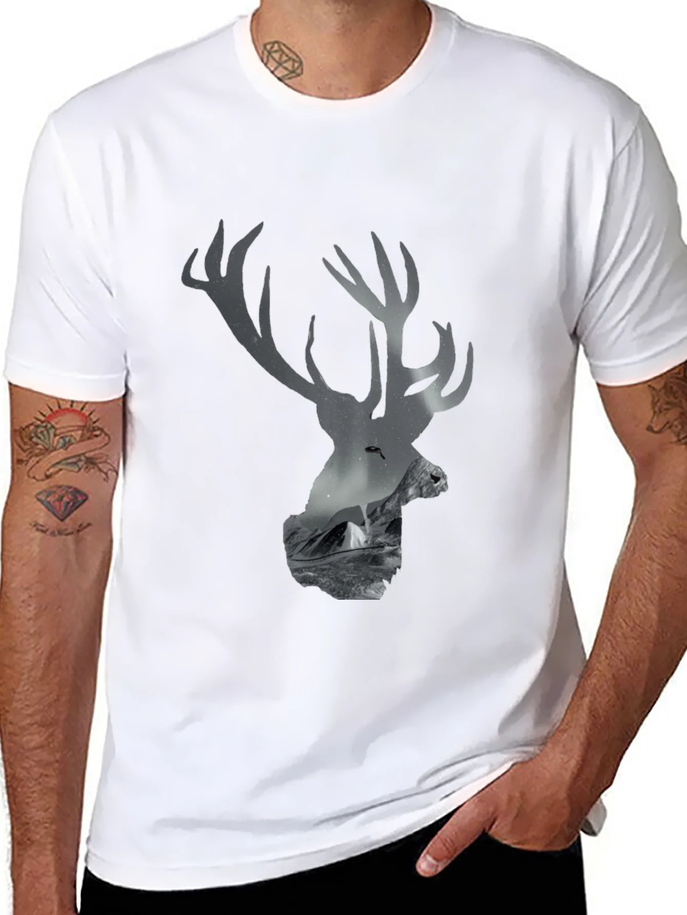 Camiseta Negra con Dise?o de Ciervo Monta?oso