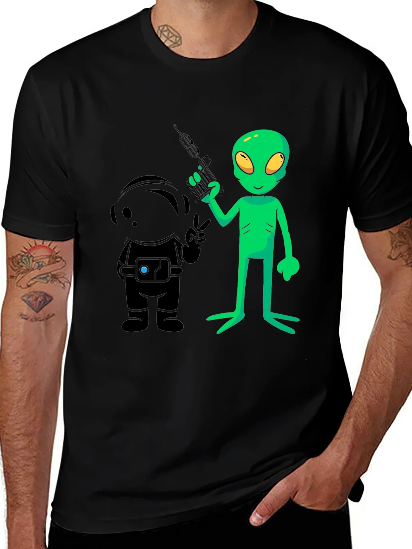 Camiseta Negra con Dise?o de Alien y Astronauta