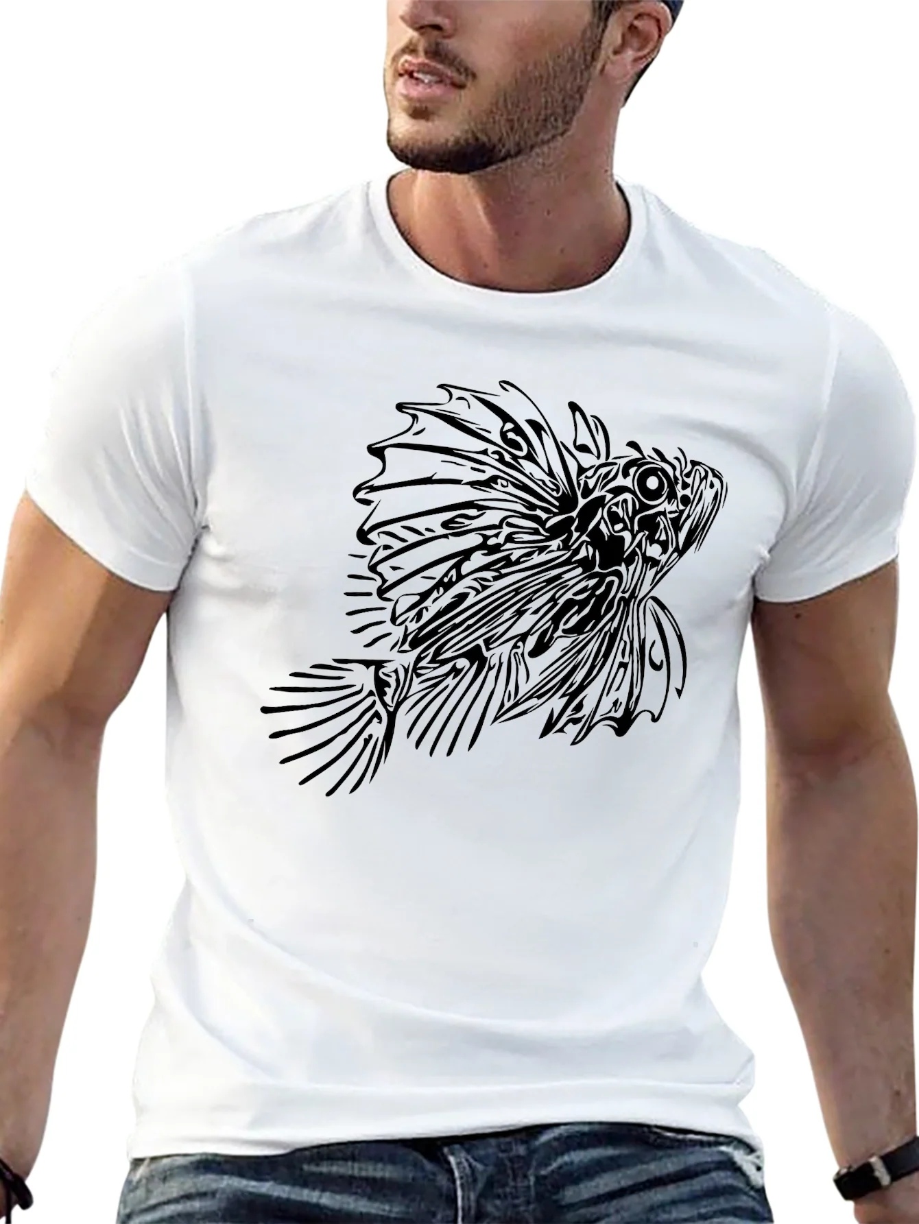 Camiseta Negra con Dise?o de Pez Le¨®n Abstracto