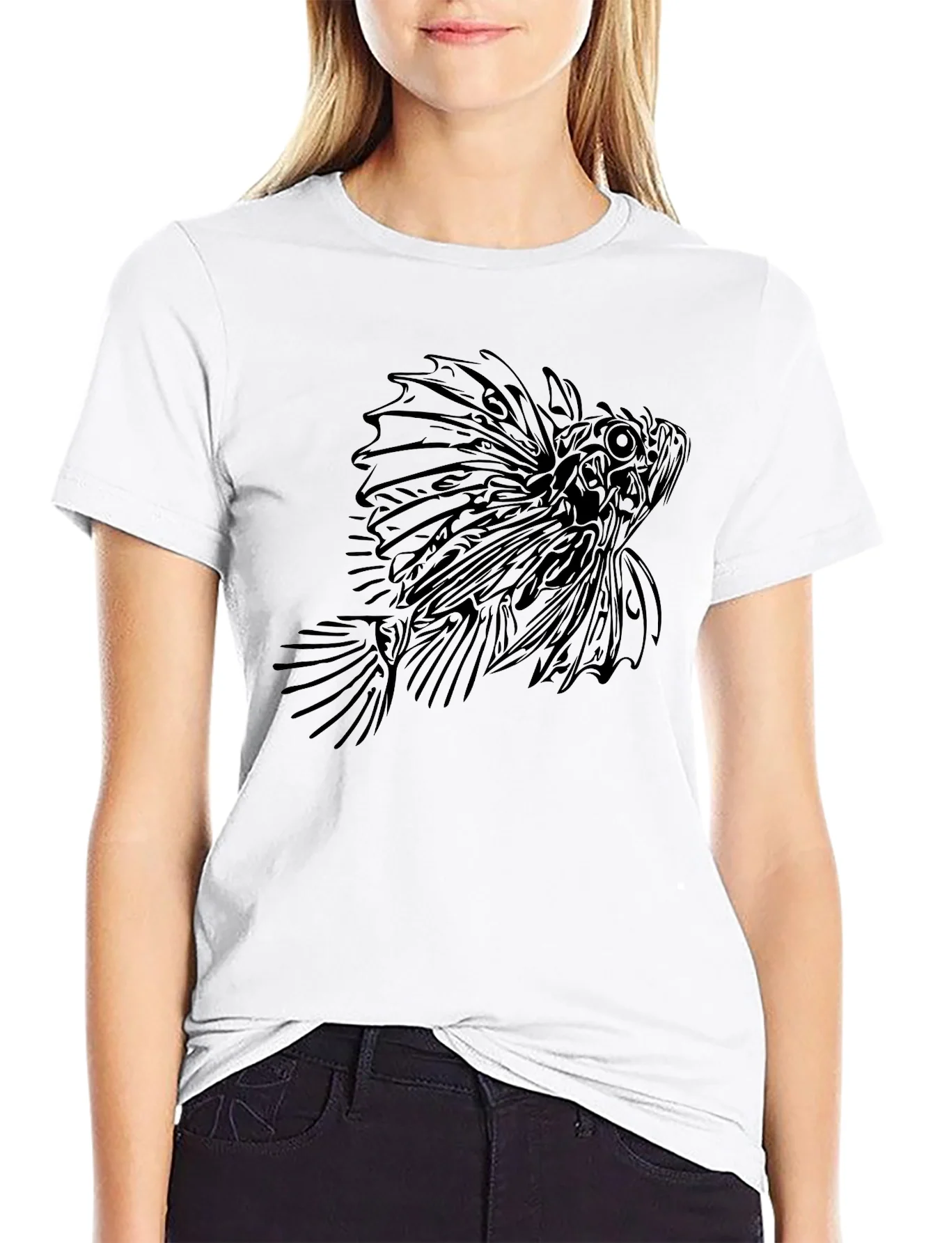 Camiseta Negra con Dise?o de Pez Le¨®n Abstracto