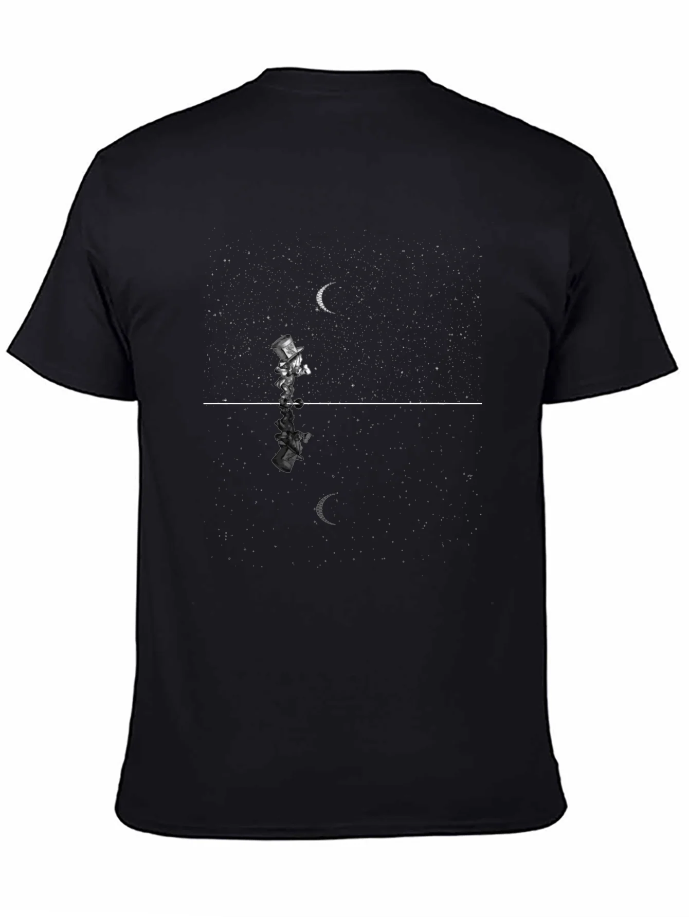 Camiseta Negra Estampada con Reflejo Lunar