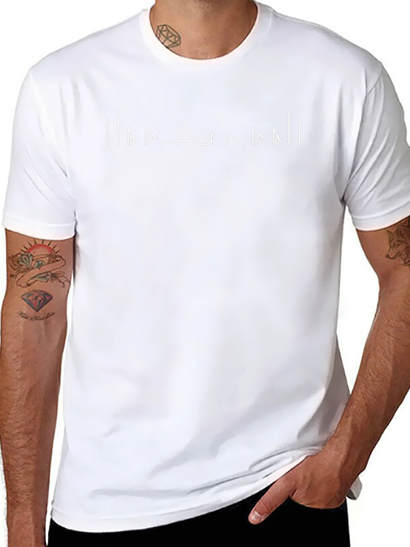 Camiseta Negra Hombre con Dise?o Abstracto Blanco