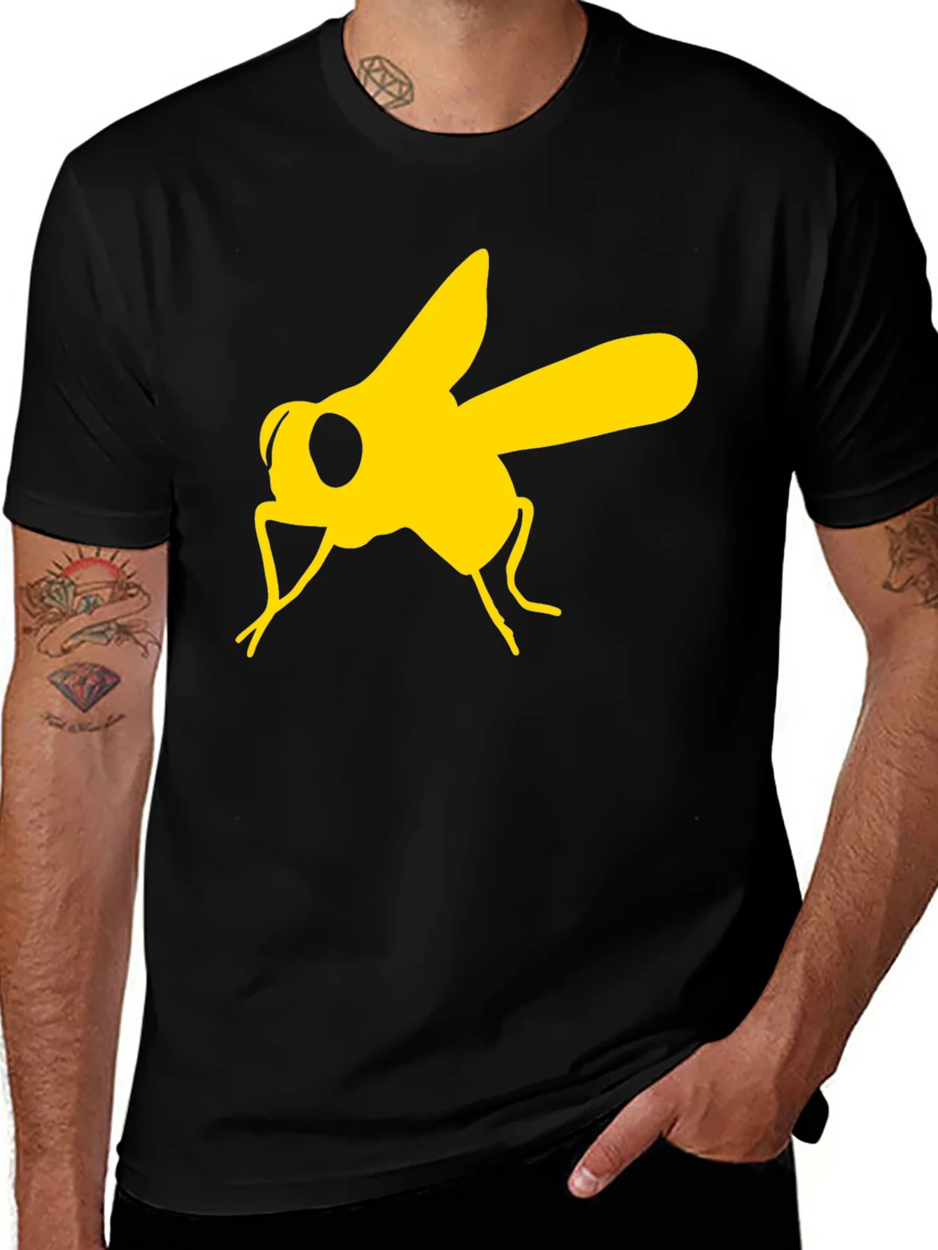 Camiseta Negra con Estampado de Mosca Amarilla