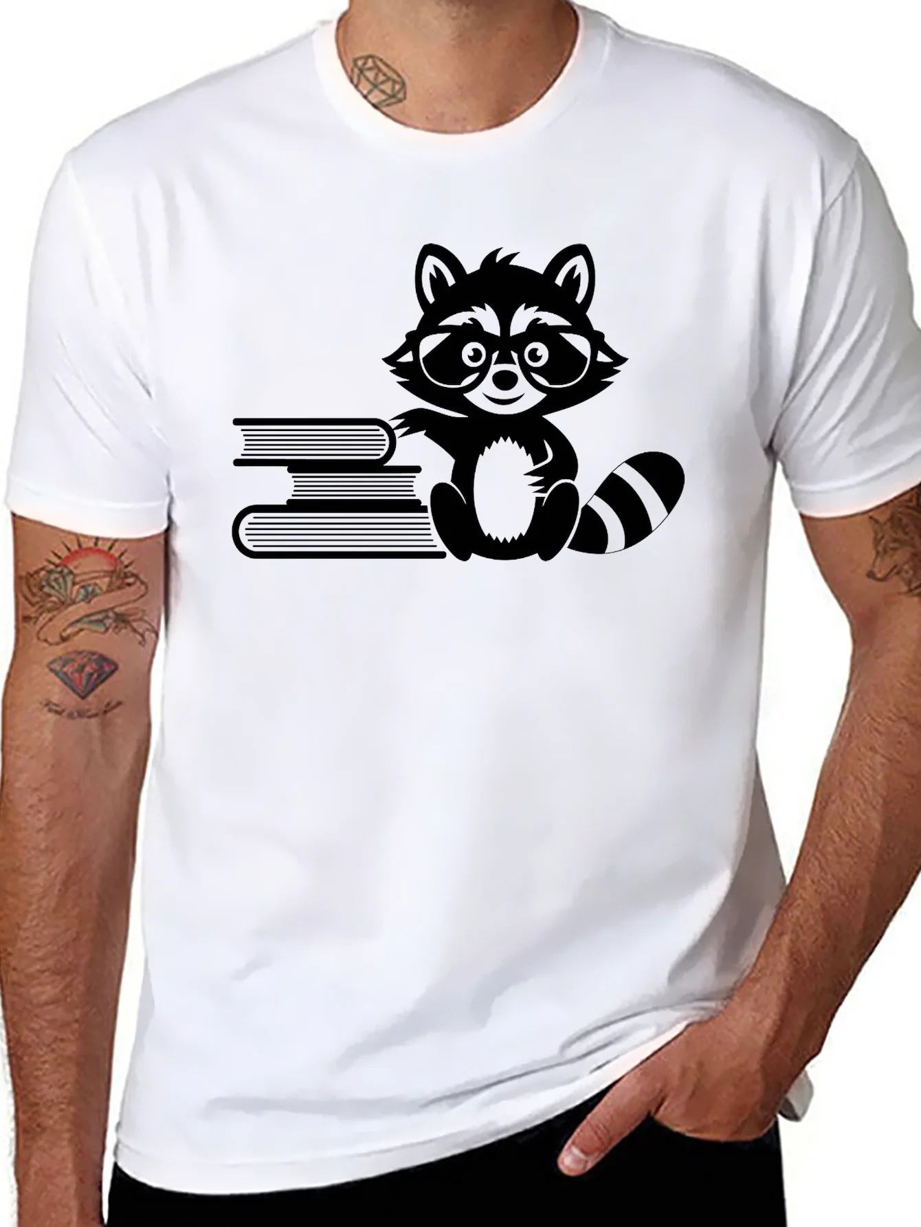 Camiseta Negra con Dise?o de Mapache Lector