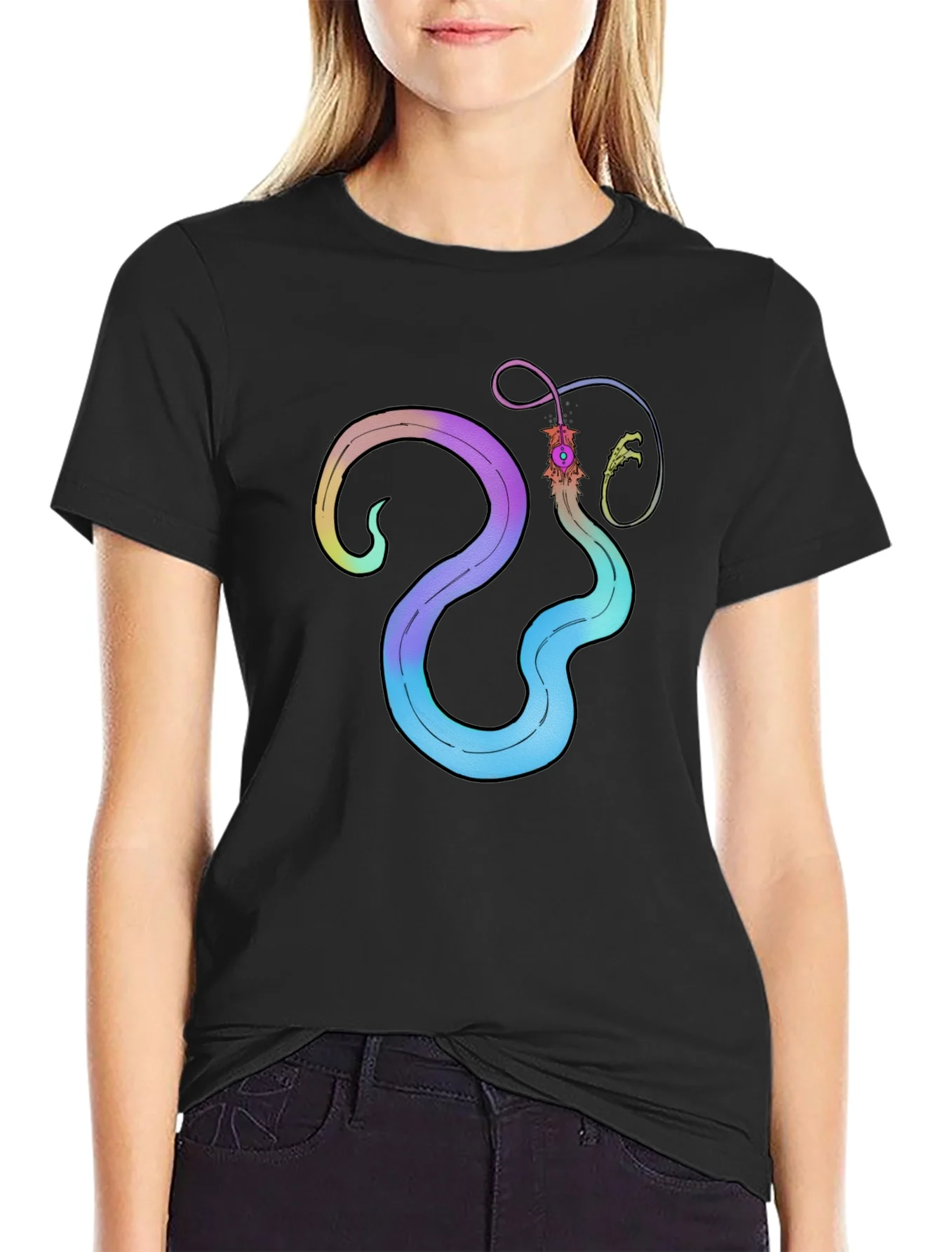Camiseta Negra con Dise?o Abstracto Serpentino