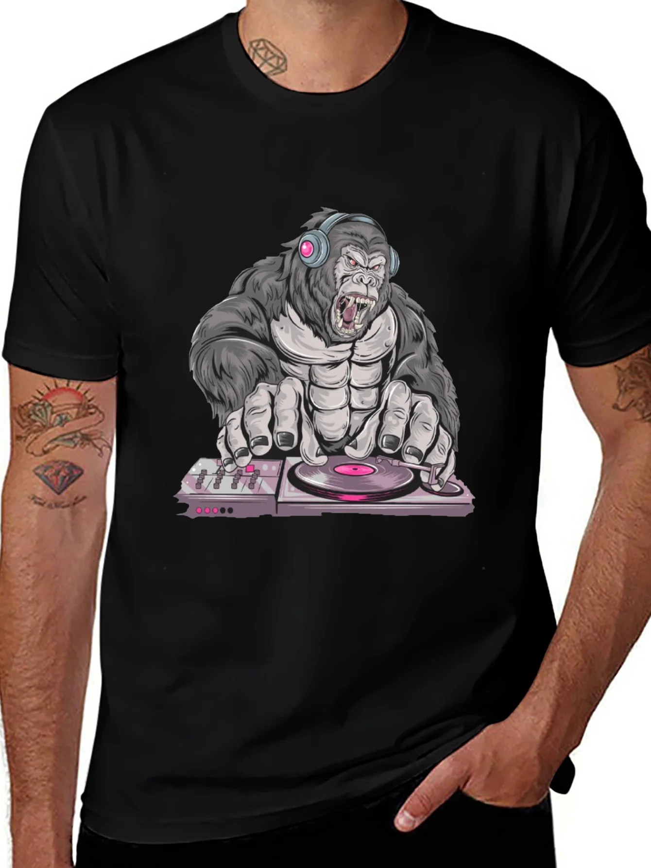 Camiseta Negra con Dise?o de Gorila DJ