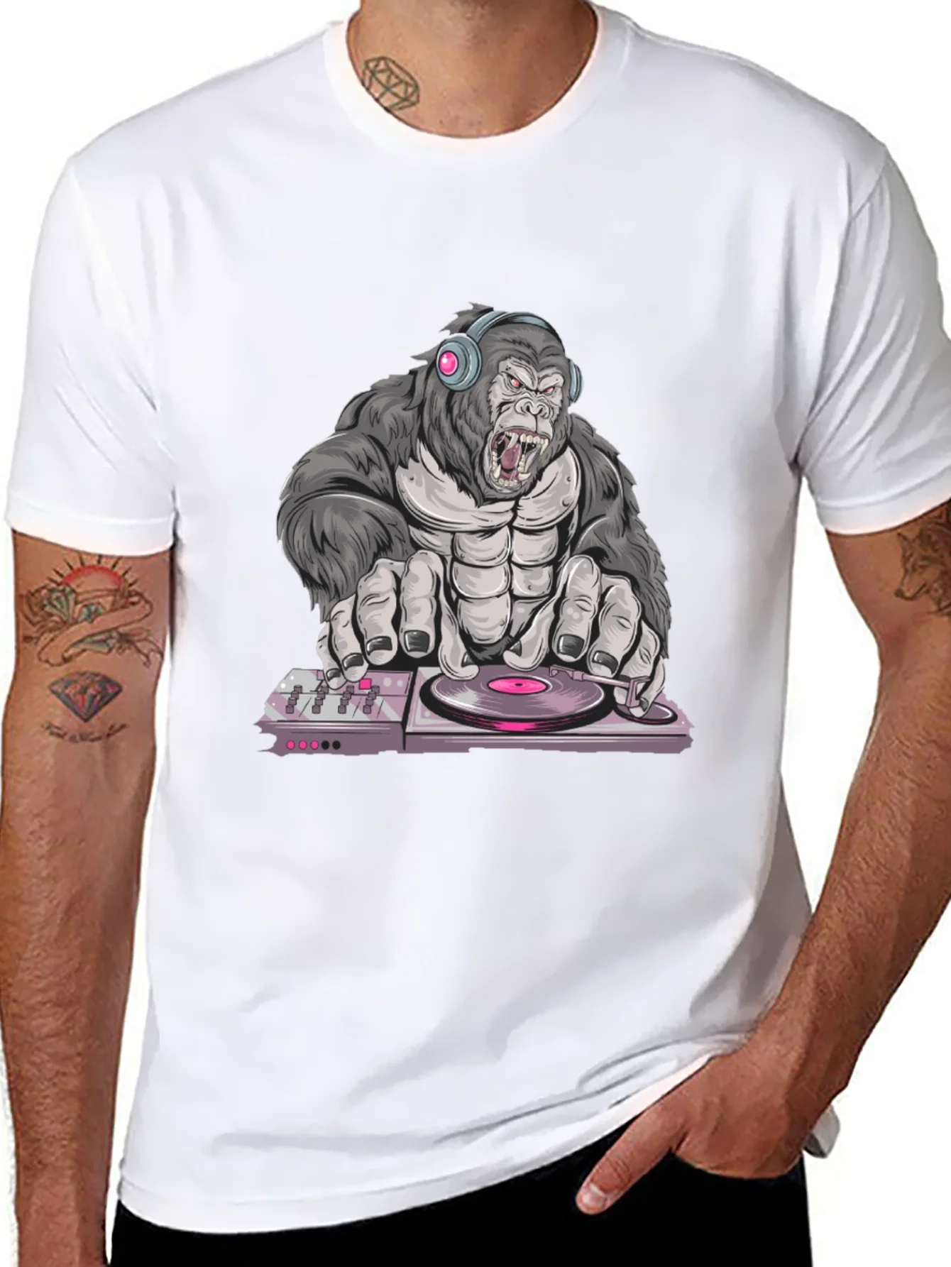 Camiseta Negra con Dise?o de Gorila DJ