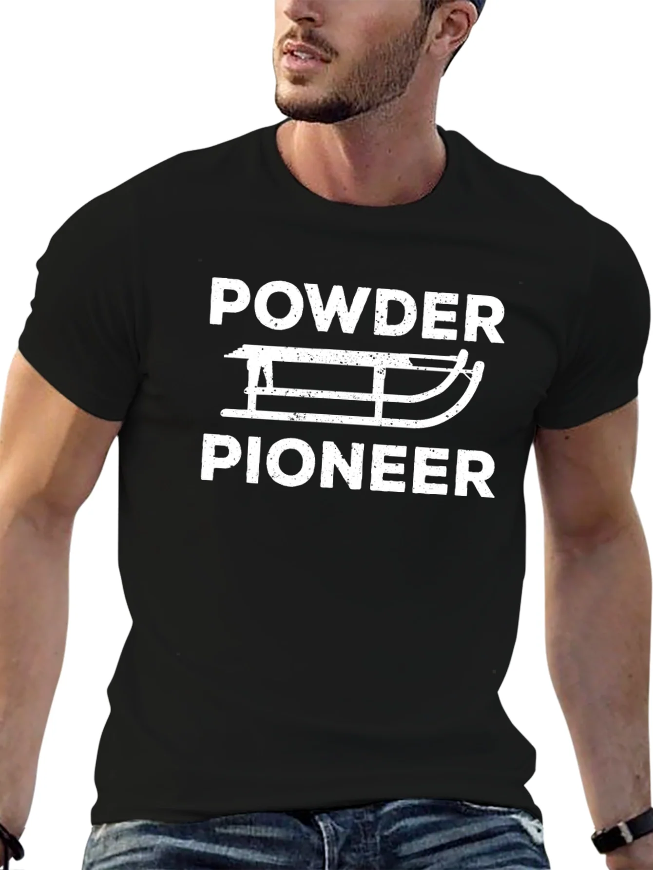 Camiseta Negra Powder Pioneer con Dise?o de Trineo