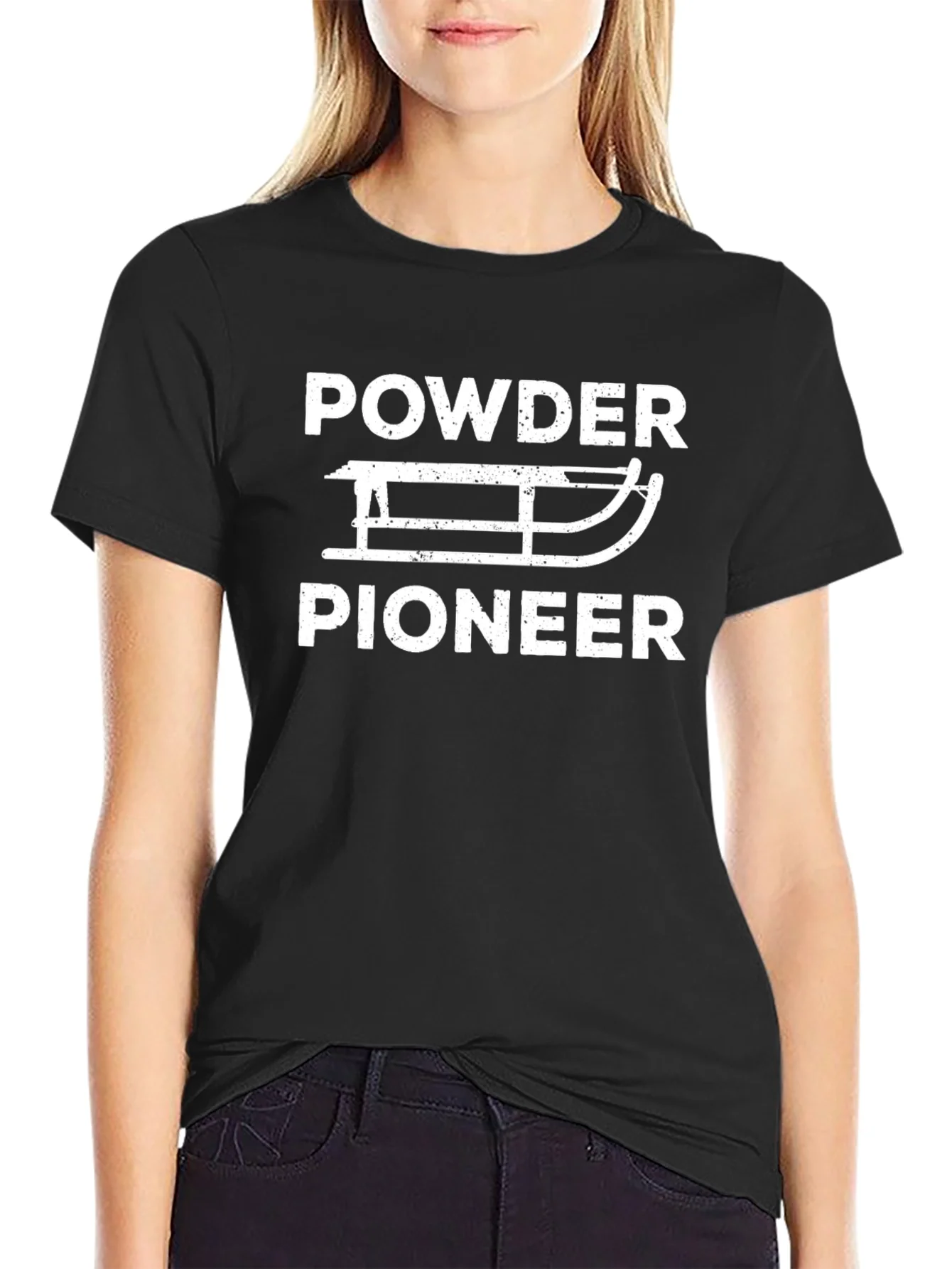 Camiseta Negra Powder Pioneer con Dise?o de Trineo