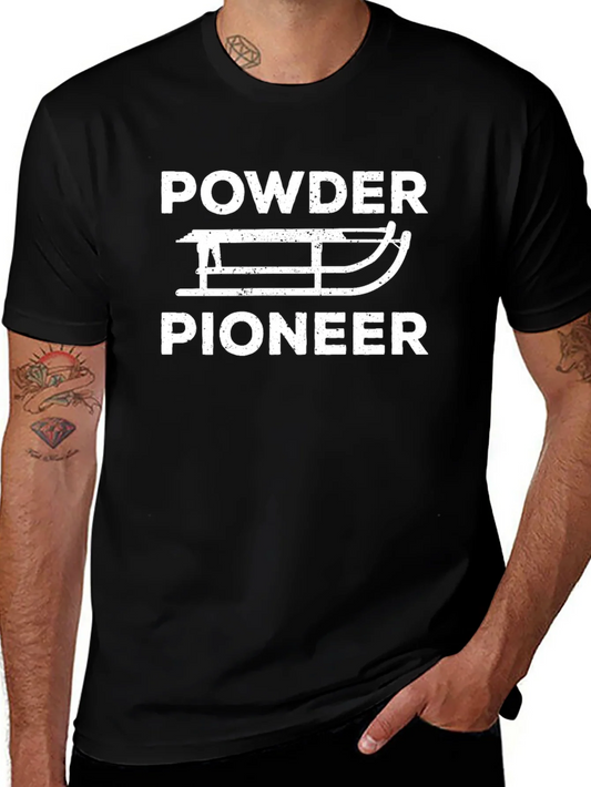 Camiseta Negra Powder Pioneer con Dise?o de Trineo