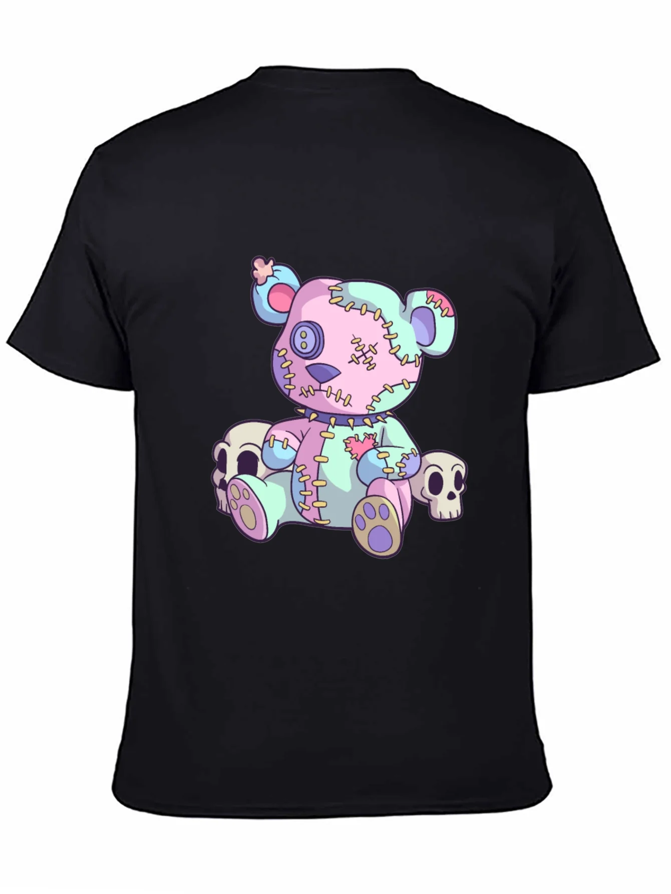 Camiseta negra con oso de peluche cosido y calaveras