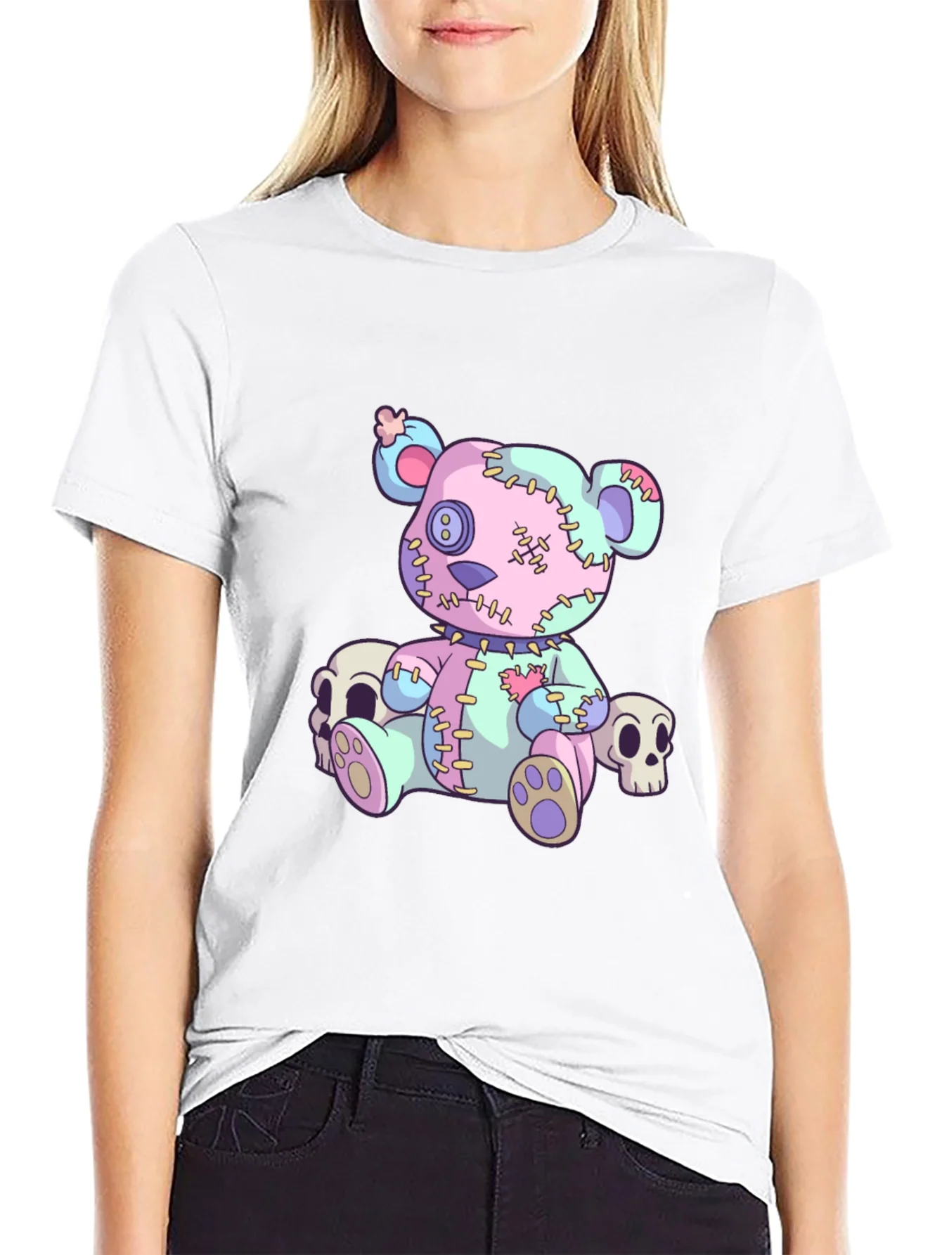 Camiseta negra con oso de peluche cosido y calaveras
