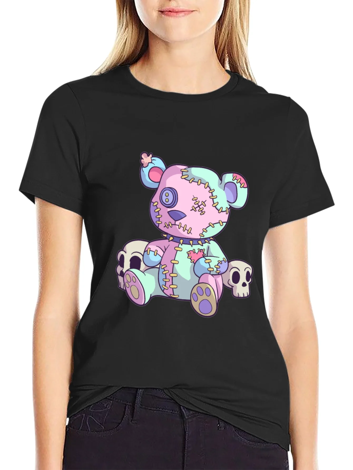 Camiseta negra con oso de peluche cosido y calaveras