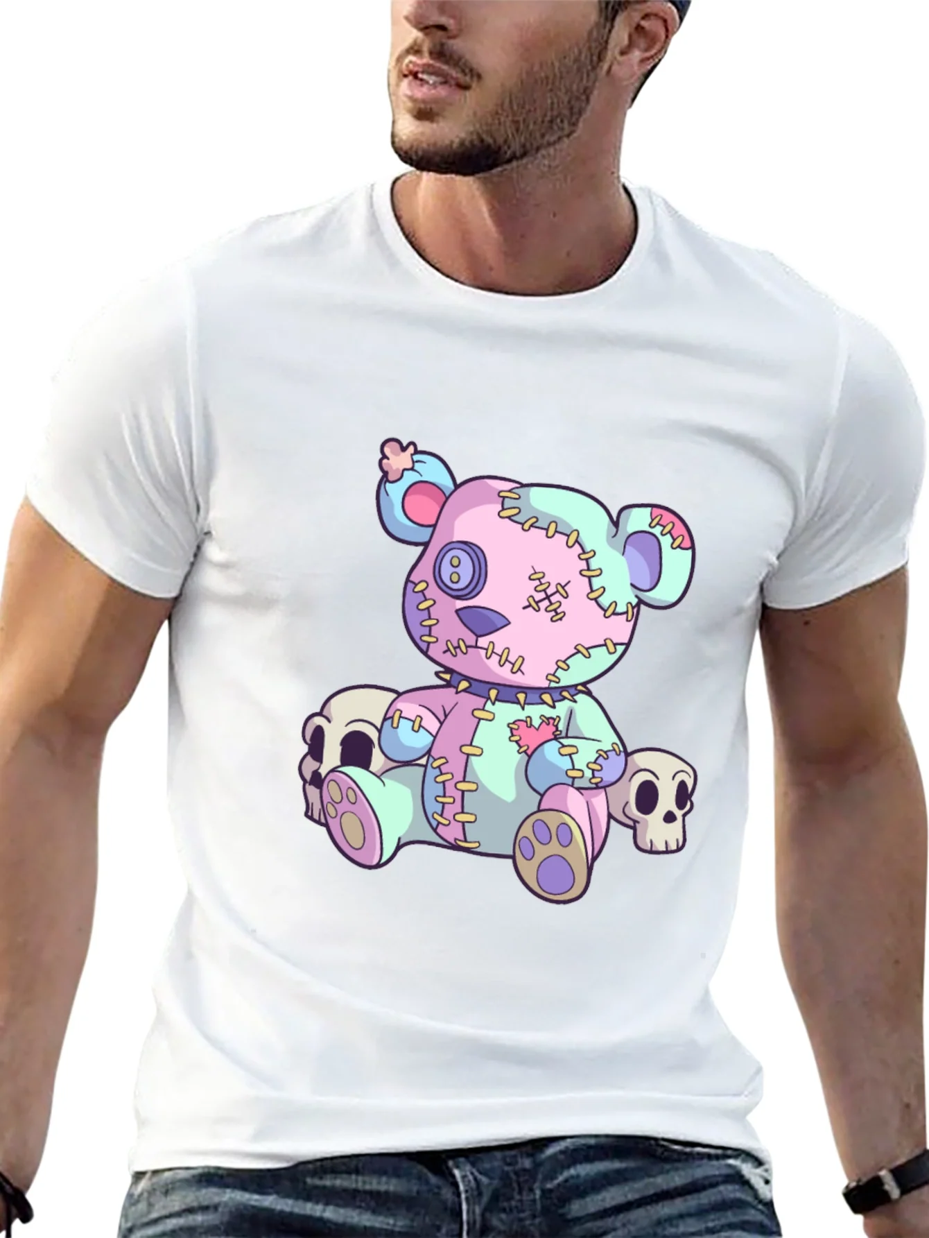 Camiseta negra con oso de peluche cosido y calaveras