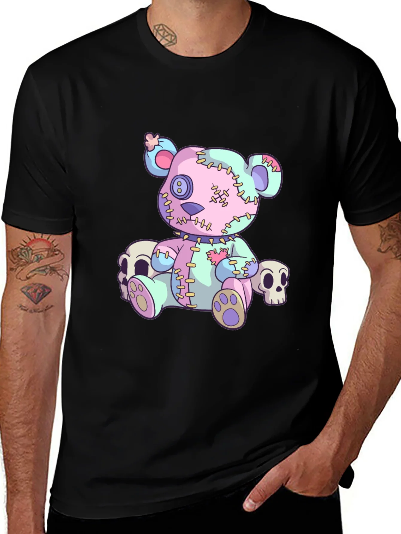 Camiseta negra con oso de peluche cosido y calaveras