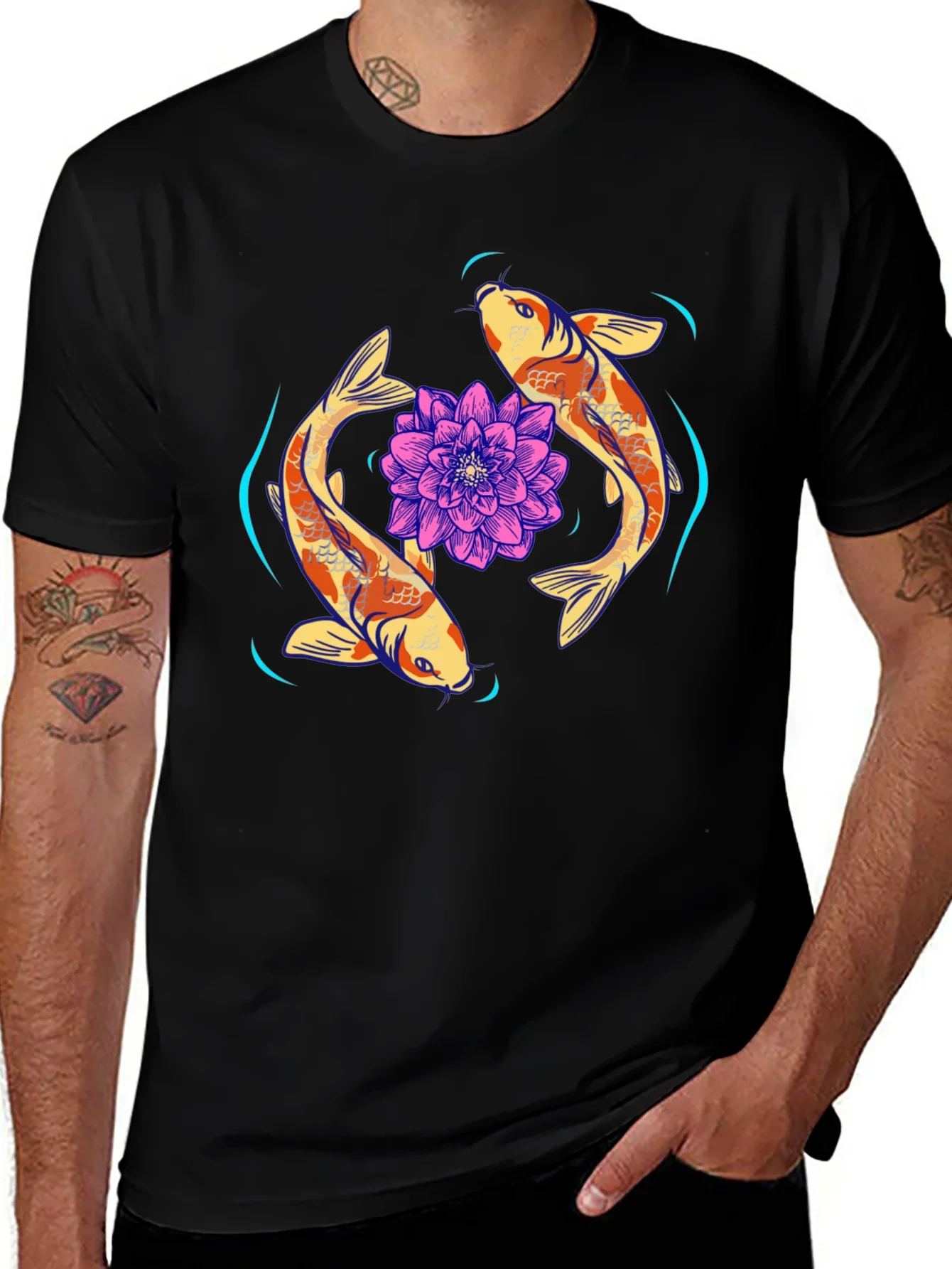 Camiseta Negra con Dise?o Koi y Loto