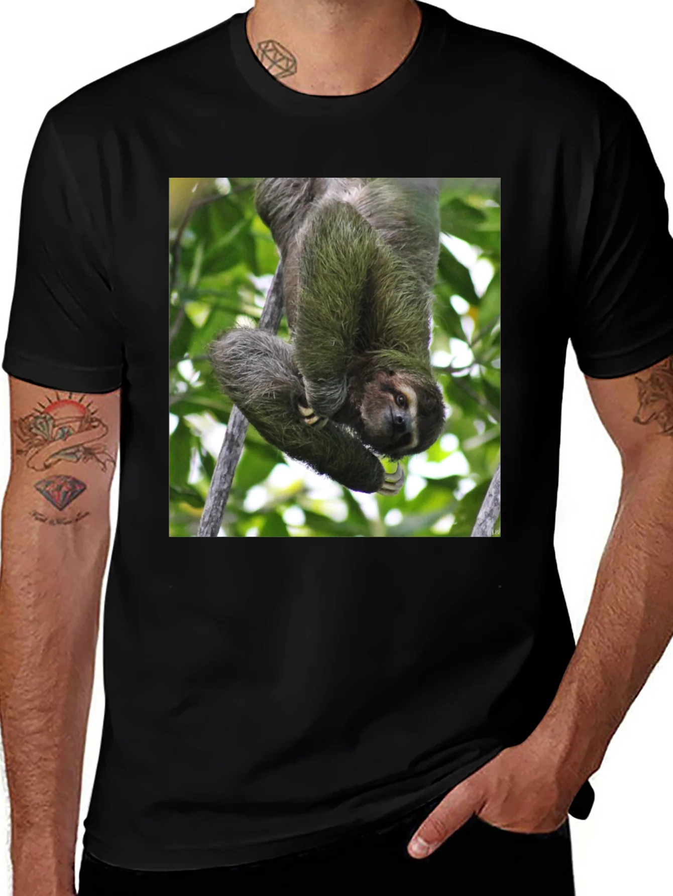 Camiseta Negra con Dise?o de Perezoso Colgando