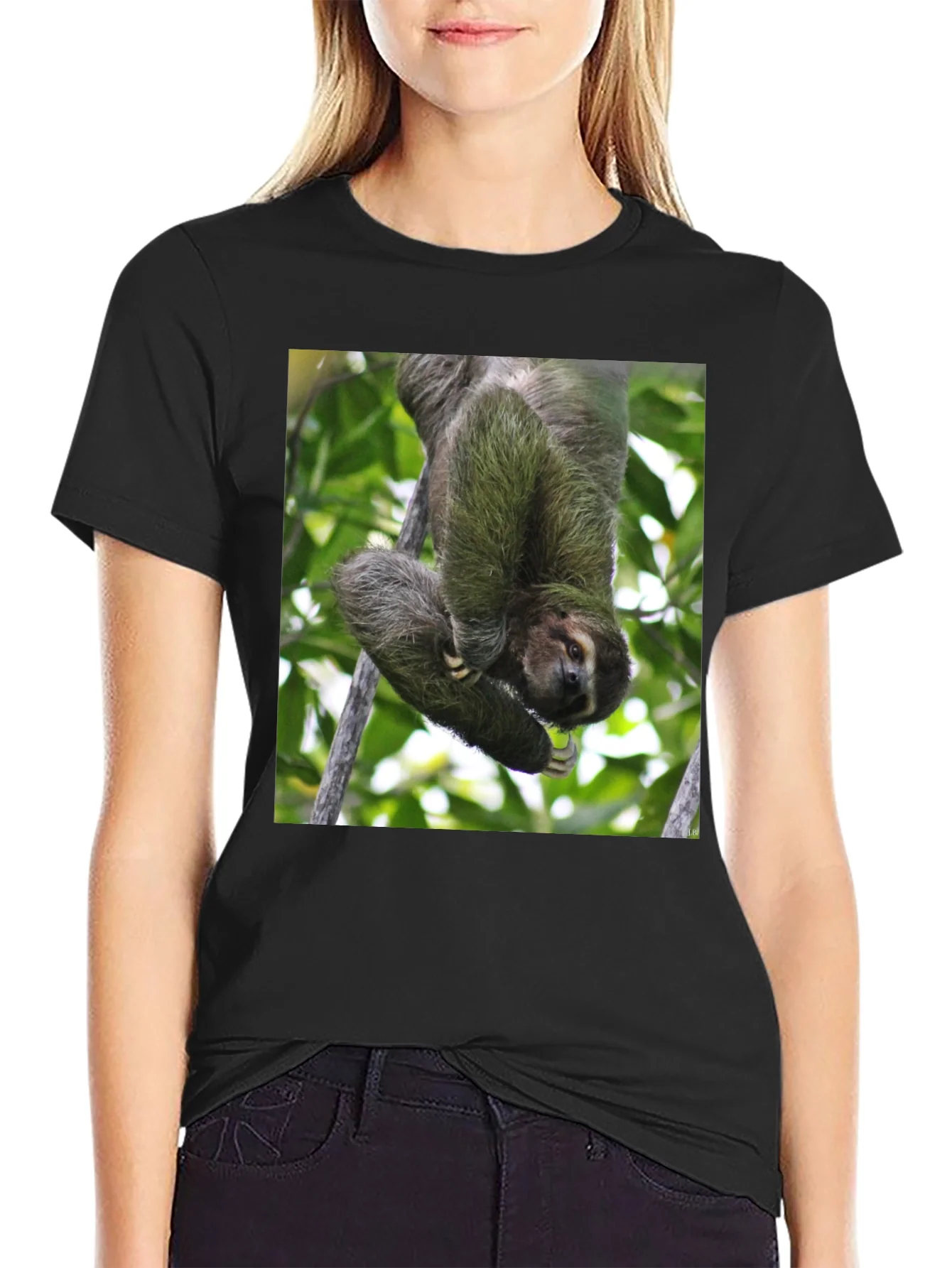 Camiseta Negra con Dise?o de Perezoso Colgando