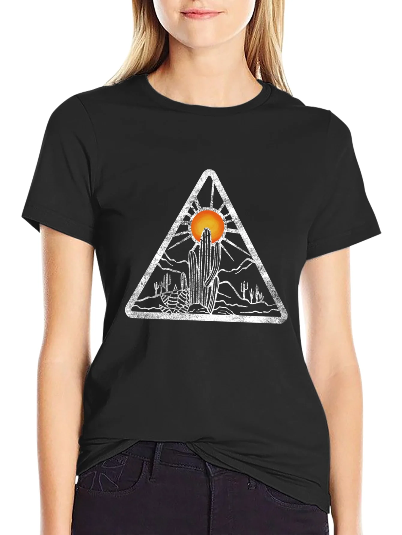 Camiseta Negra con Dise?o Desierto Triangular