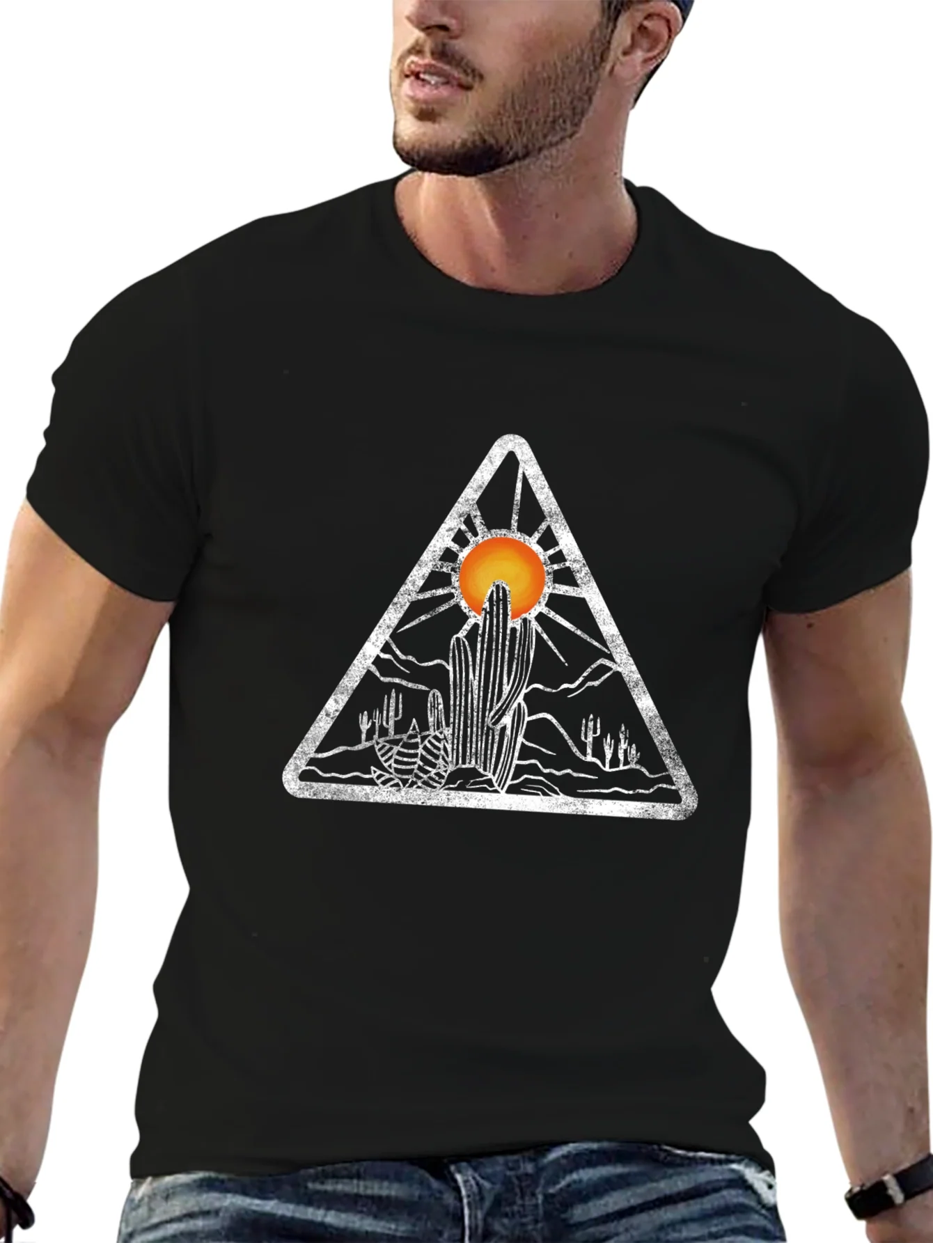Camiseta Negra con Dise?o Desierto Triangular