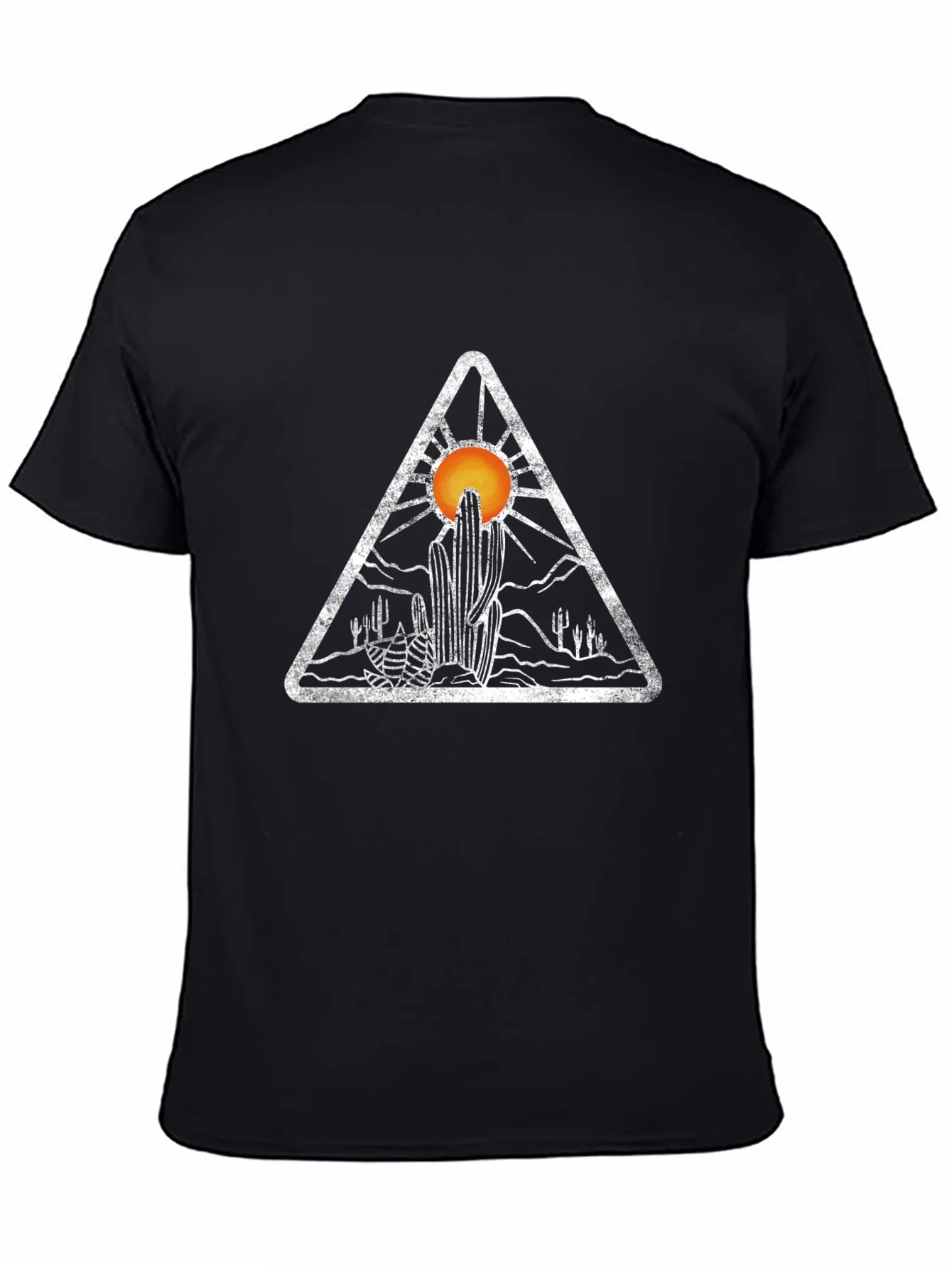 Camiseta Negra con Dise?o Desierto Triangular
