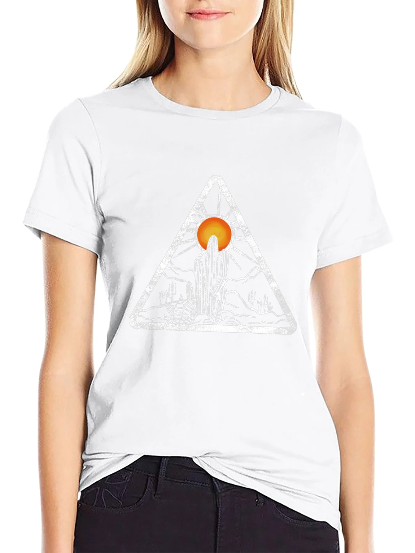Camiseta Negra con Dise?o Desierto Triangular