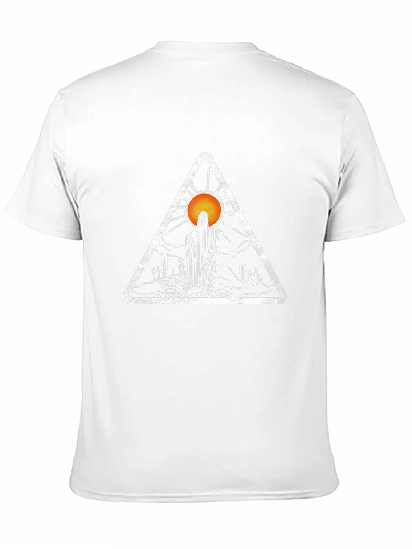 Camiseta Negra con Dise?o Desierto Triangular