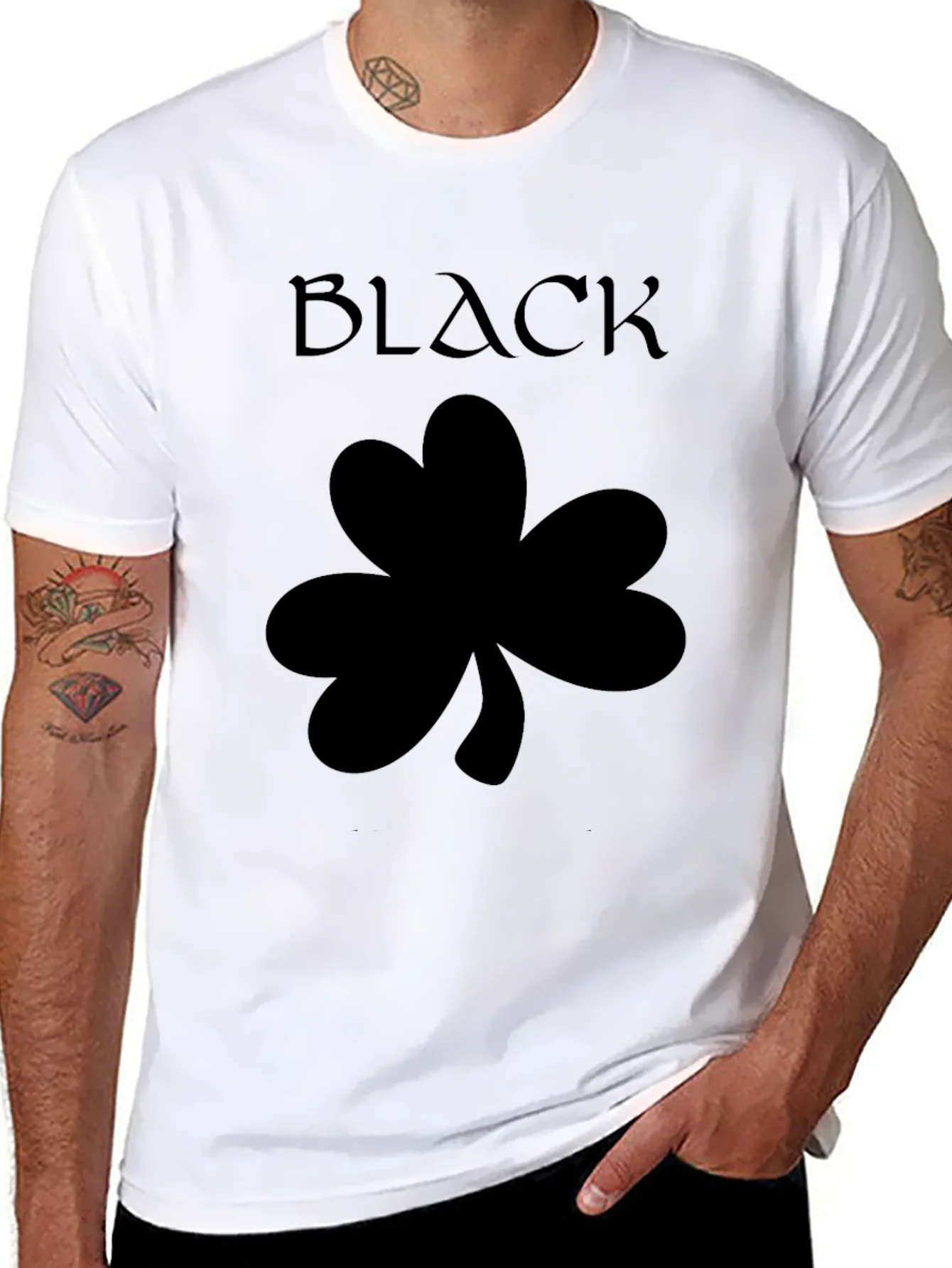 Camiseta Negra con Tr¨¦bol y Texto BLACK