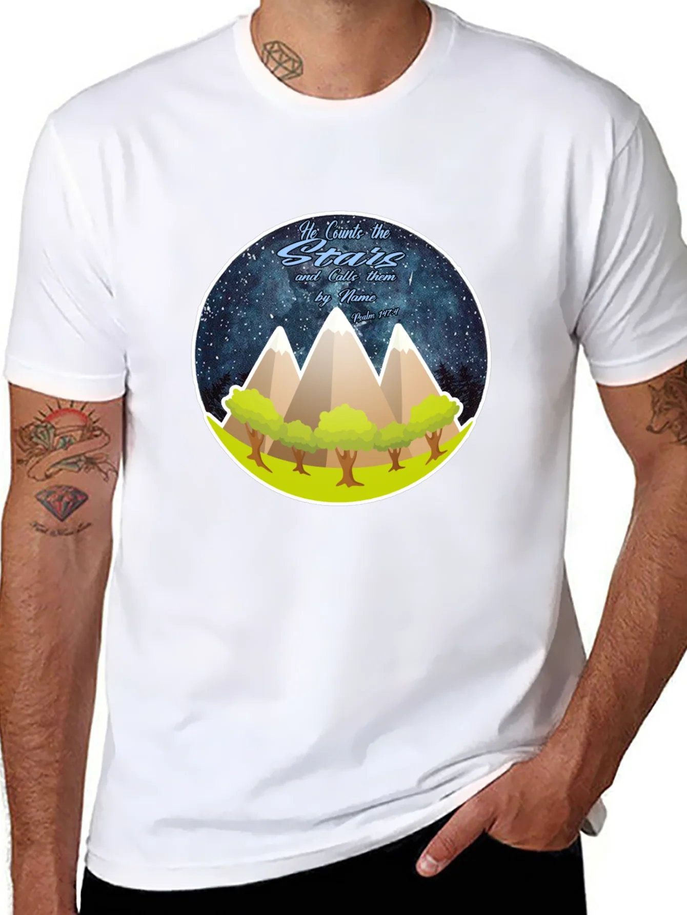 Camiseta Negra con Dise?o de Monta?as y Estrellas